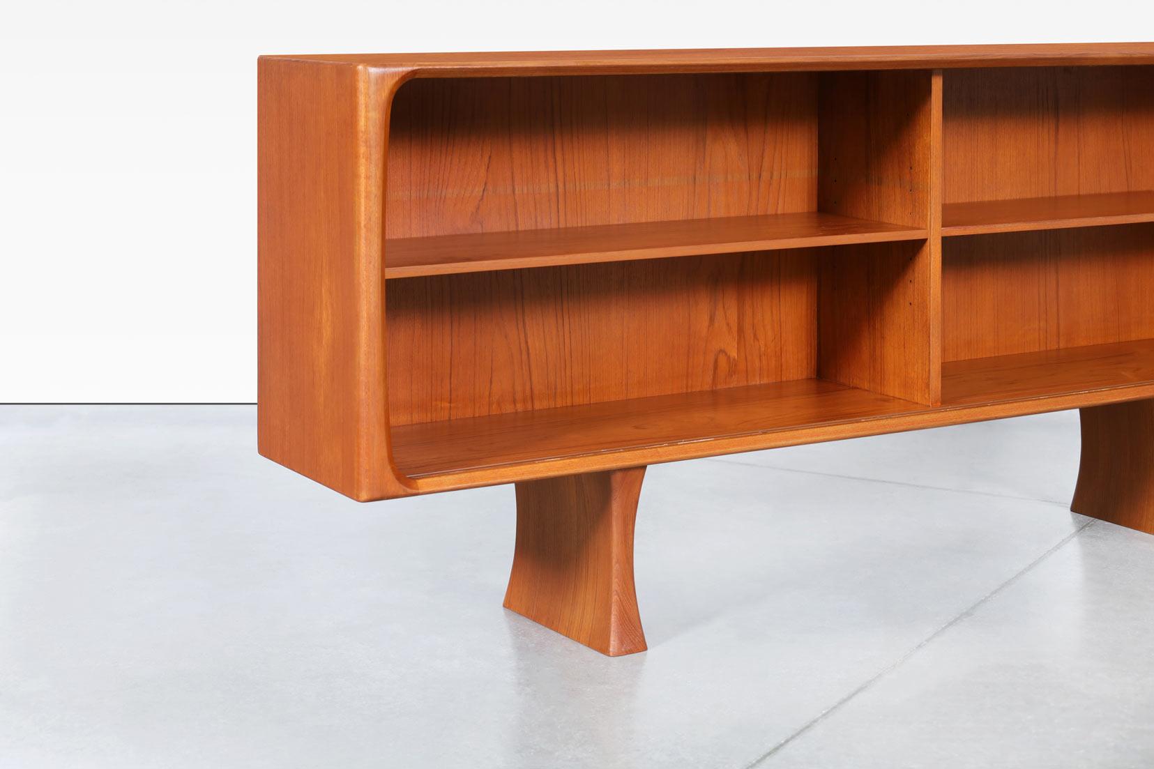 Mid-Century moderno Credenza o libreria moderna danese in teak con ante in vetro di Bernhard Pedersen in vendita
