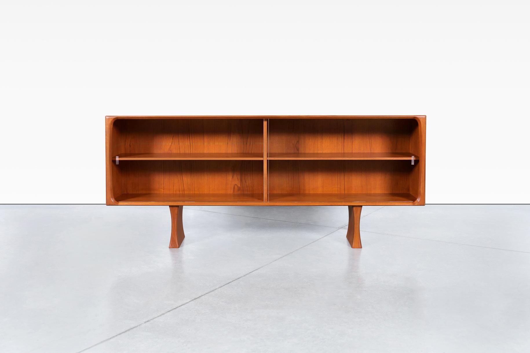 Credenza o libreria moderna danese in teak con ante in vetro di Bernhard Pedersen In condizioni ottime in vendita a North Hollywood, CA
