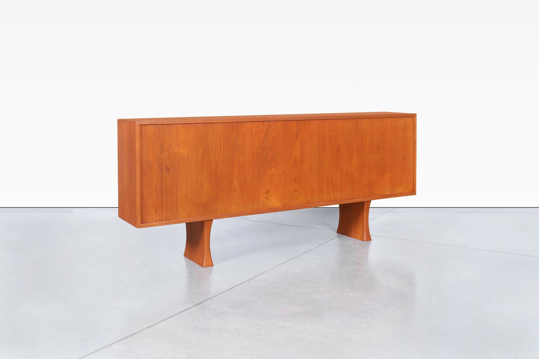 Metà XX secolo Credenza o libreria moderna danese in teak con ante in vetro di Bernhard Pedersen in vendita