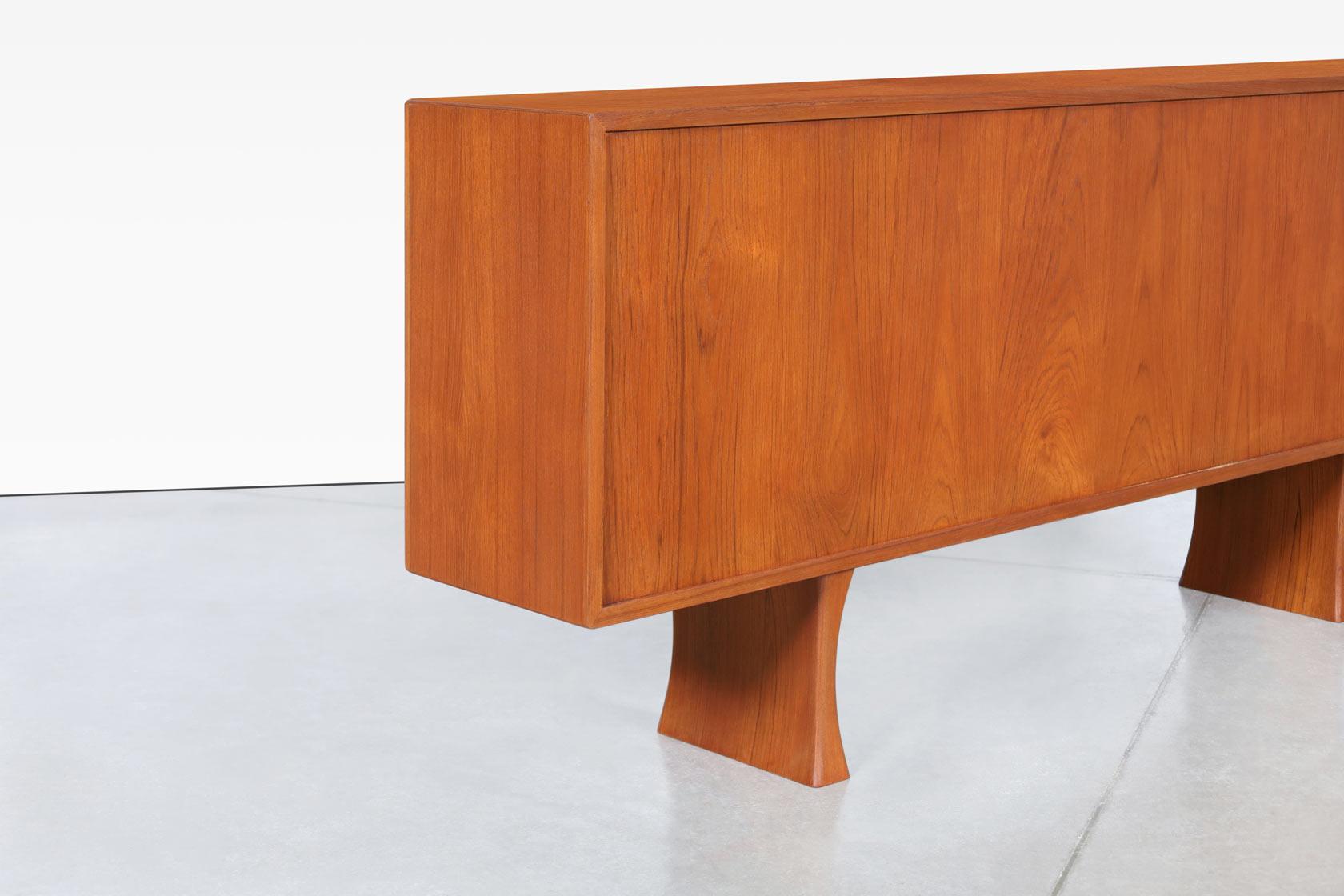 Vetro Credenza o libreria moderna danese in teak con ante in vetro di Bernhard Pedersen in vendita
