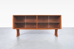 Credenza o librería moderna danesa de teca con puertas de cristal de Hoss Wulff
