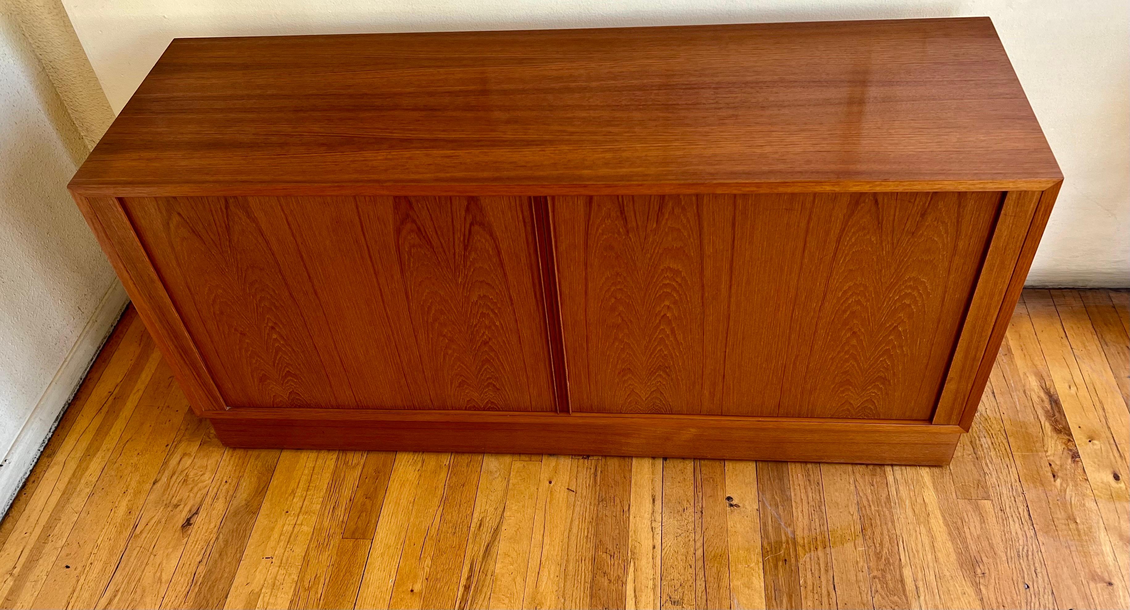 Danish Modern Teak Credenza Tambour Doors Carlo Jensen for Poul Hundevad In Good Condition In San Diego, CA