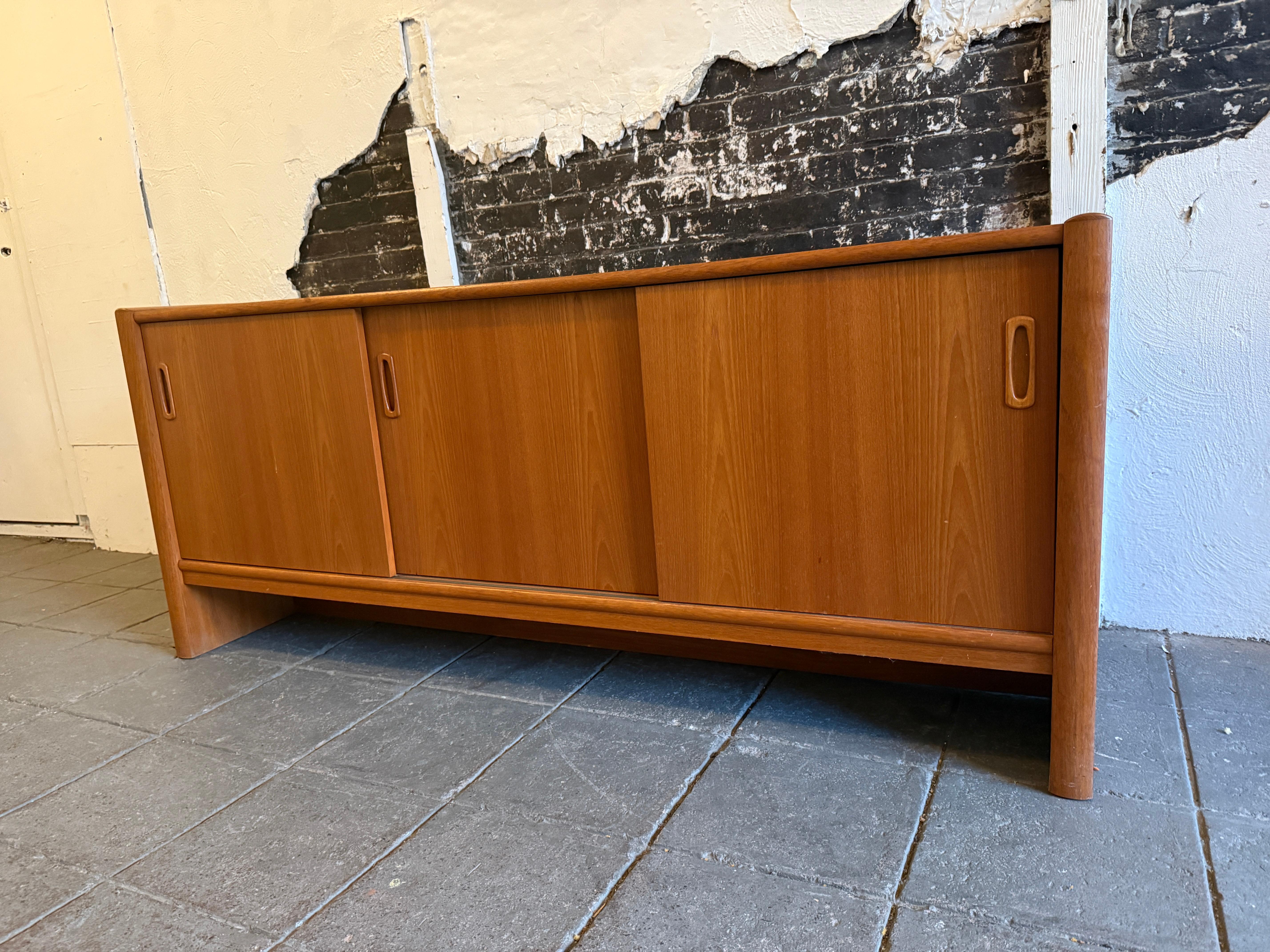 Scandinavo moderno Credenza moderna danese in teak con 3 ante scorrevoli in vendita
