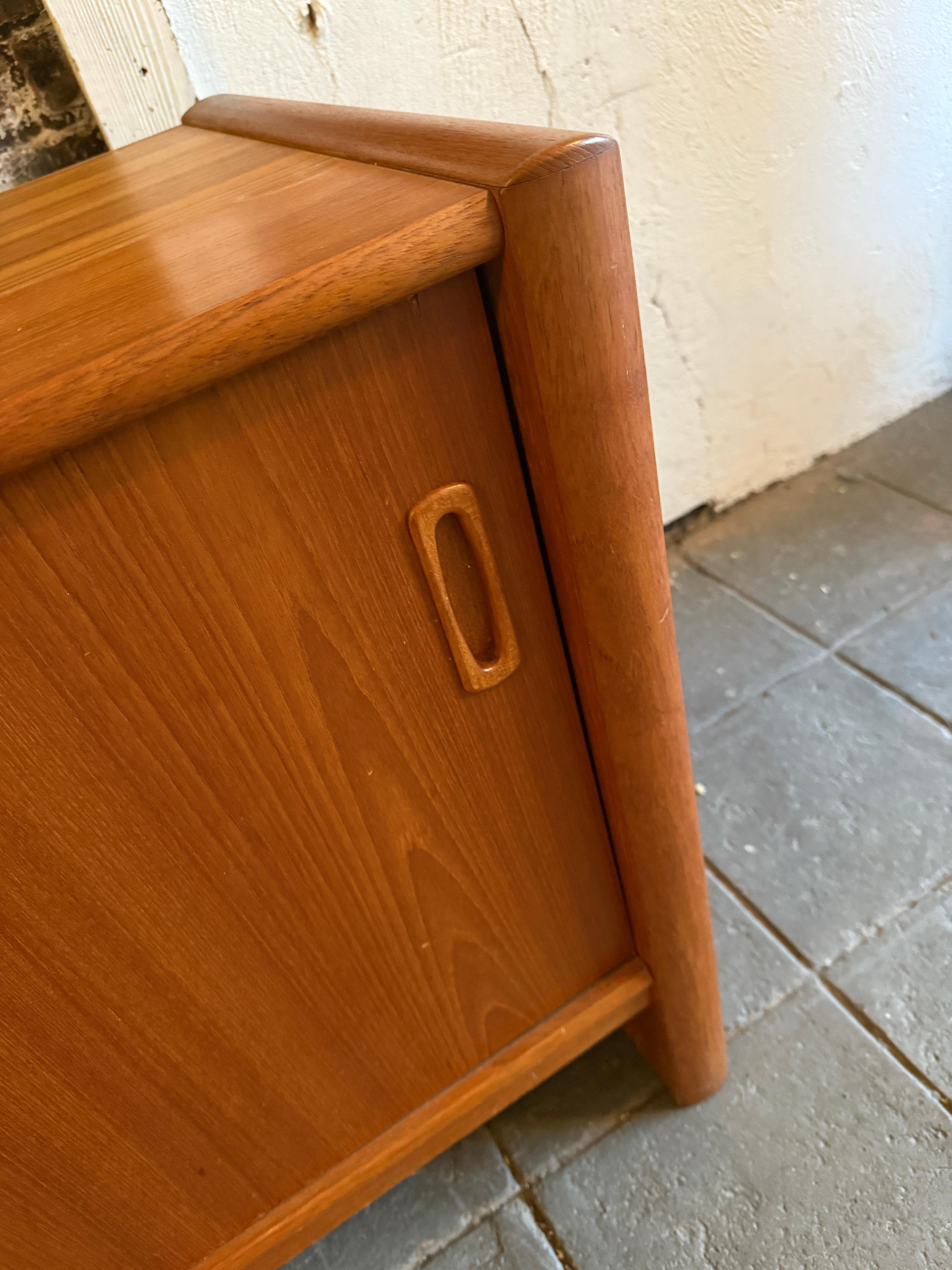 Danese Credenza moderna danese in teak con 3 ante scorrevoli in vendita