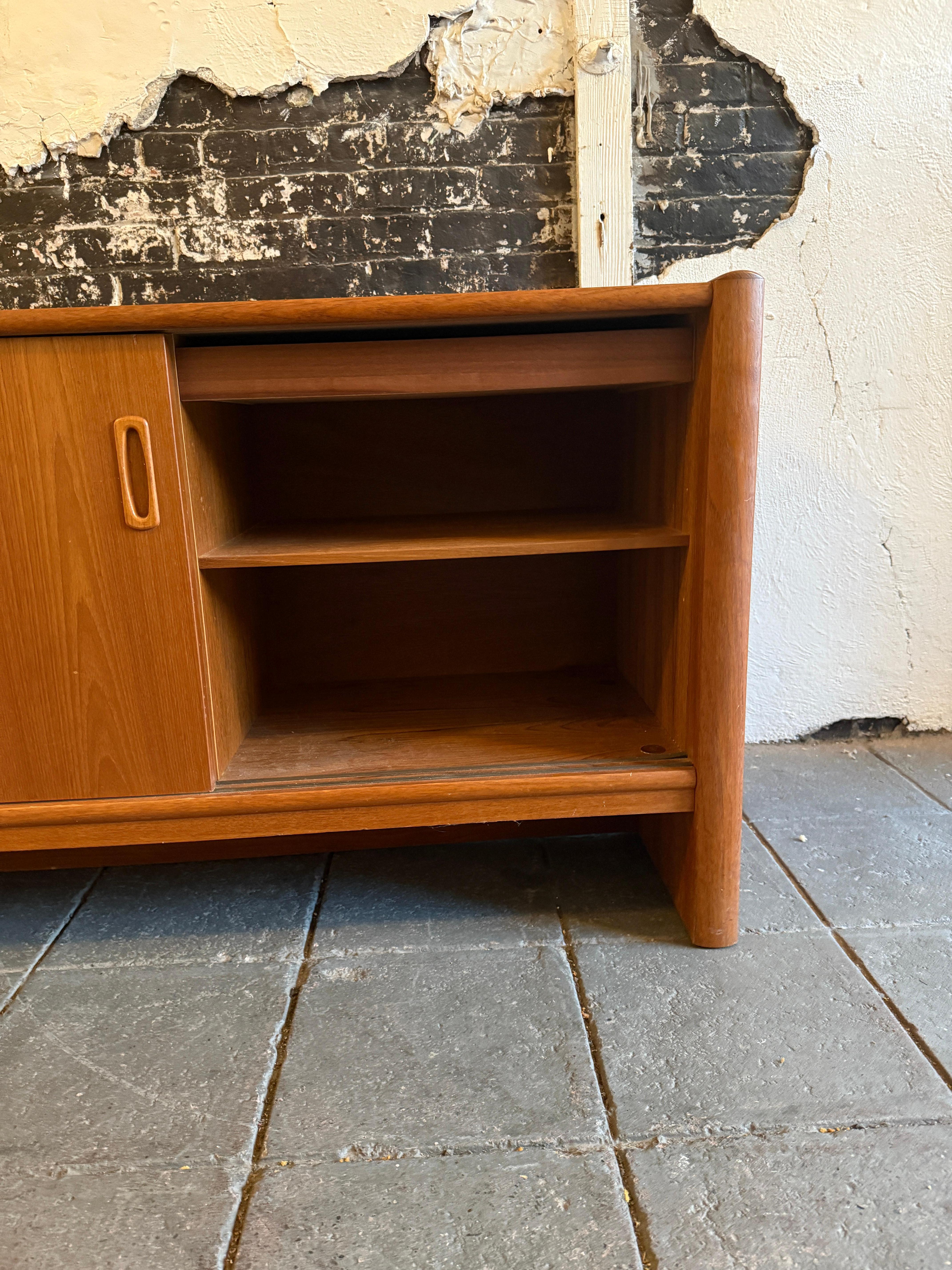 Falegnameria Credenza moderna danese in teak con 3 ante scorrevoli in vendita