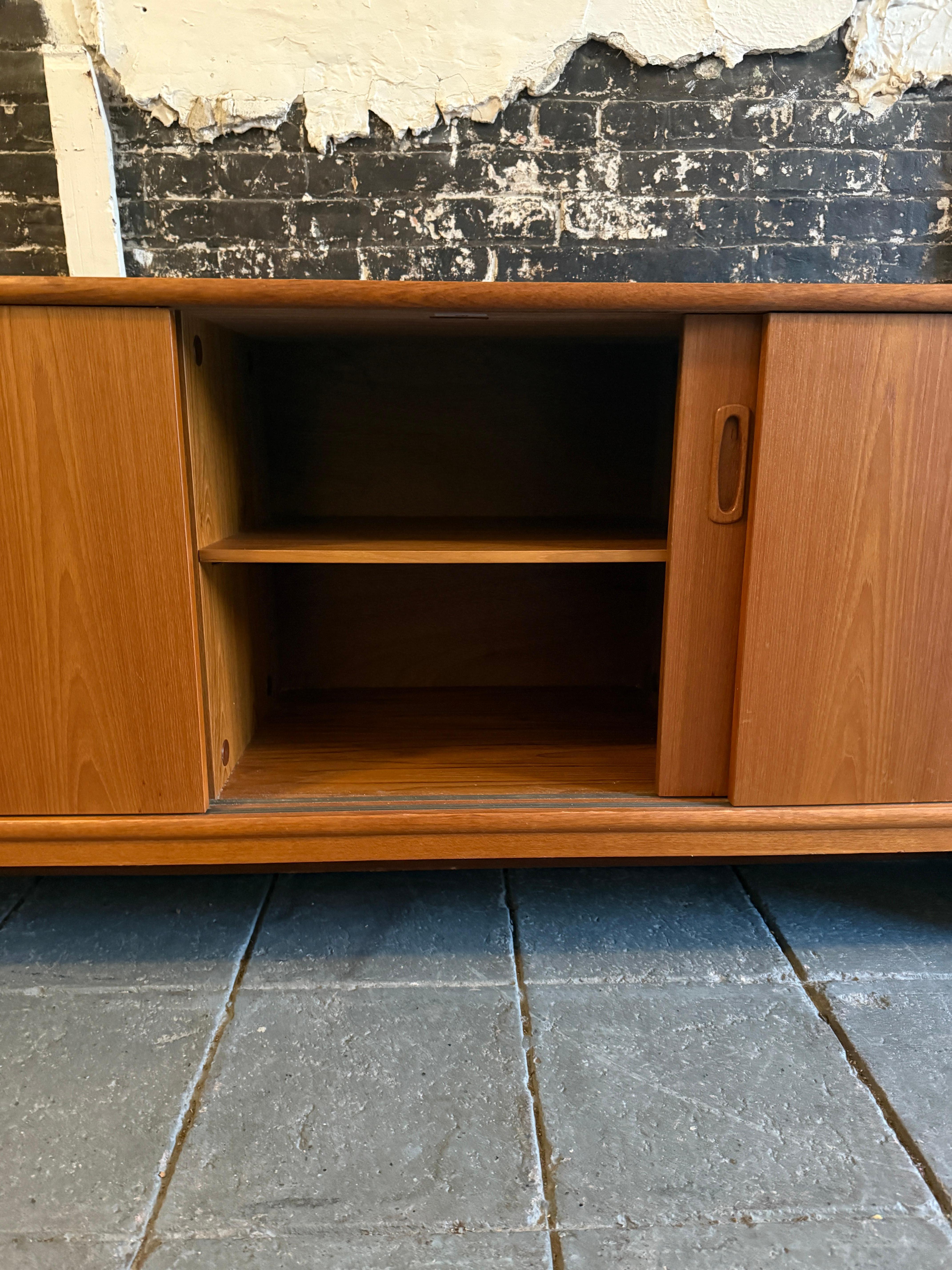Credenza moderna danese in teak con 3 ante scorrevoli In condizioni buone in vendita a Brooklyn, NY