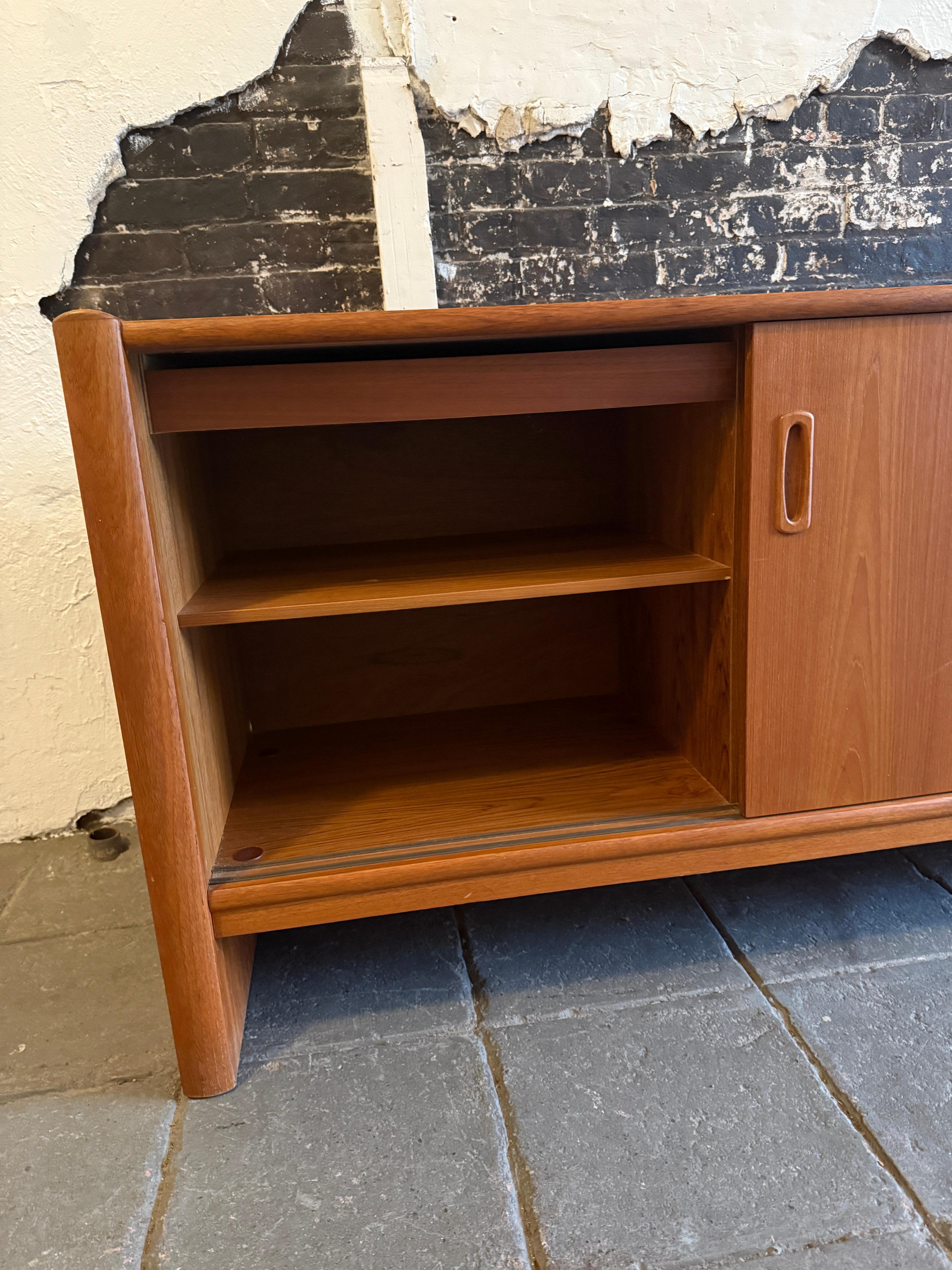 Fine XX secolo Credenza moderna danese in teak con 3 ante scorrevoli in vendita
