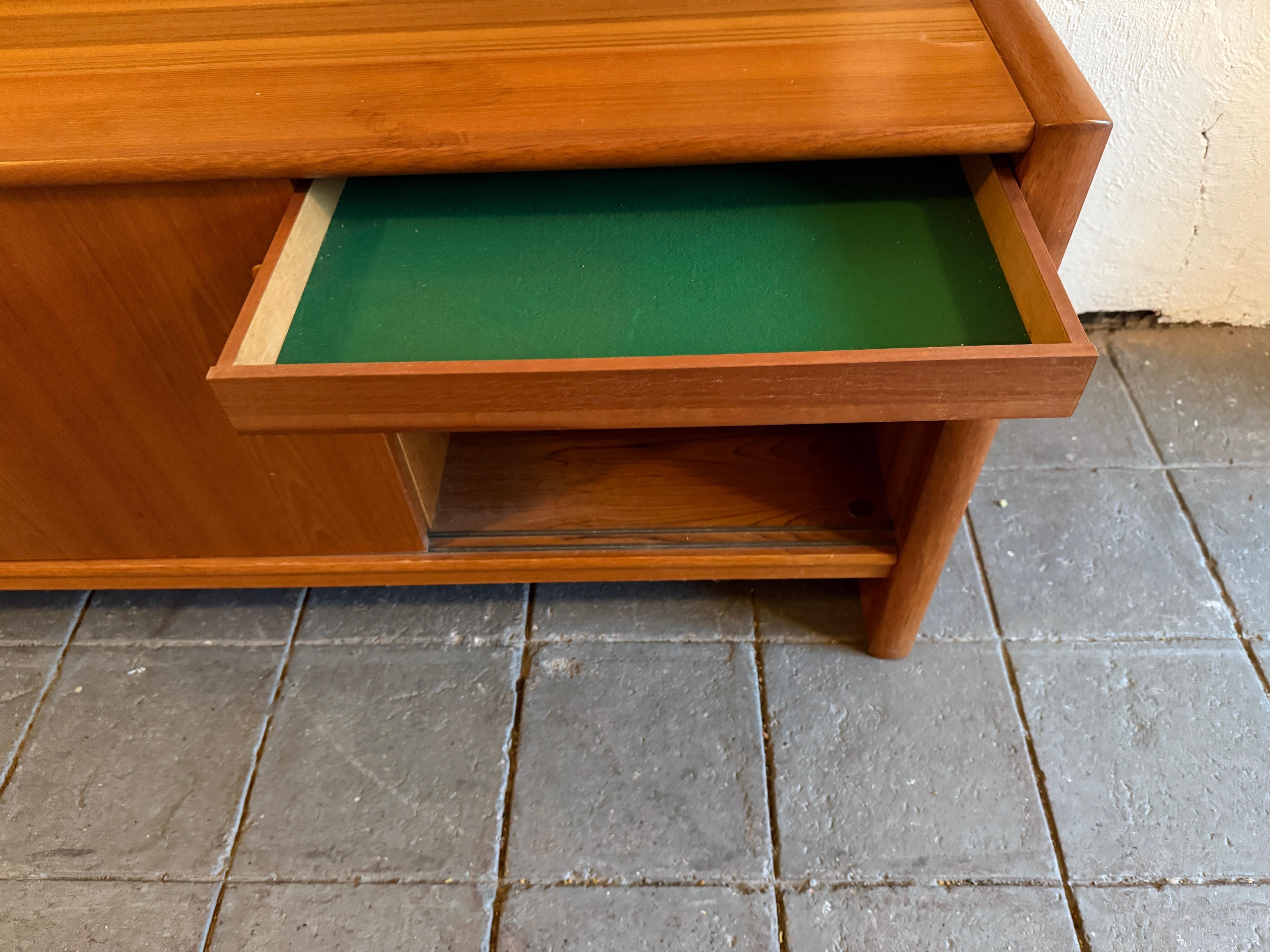 Teak Credenza moderna danese in teak con 3 ante scorrevoli in vendita