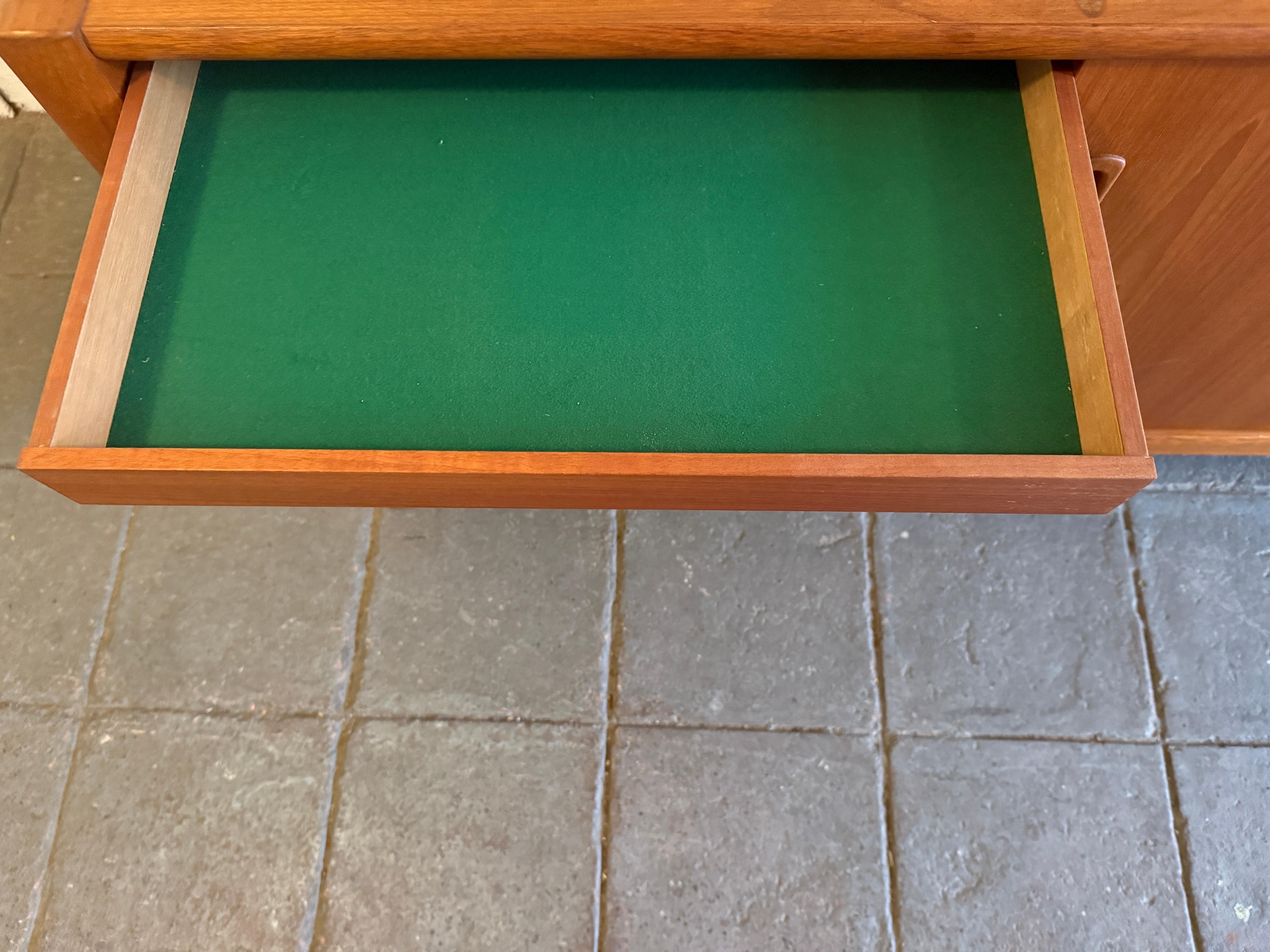 Credenza moderna danese in teak con 3 ante scorrevoli in vendita 1