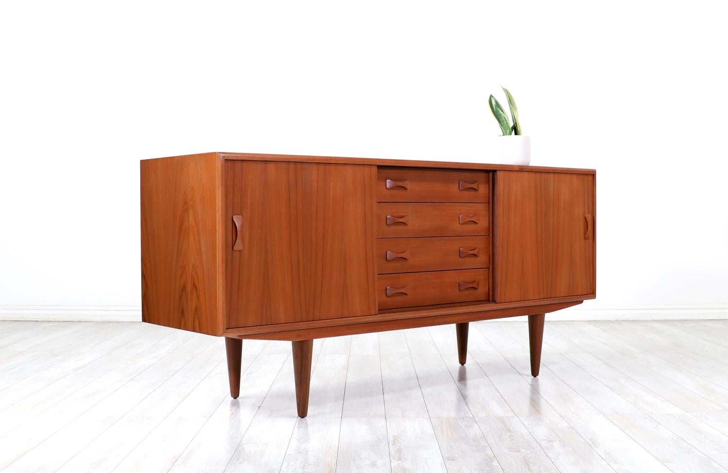 Danish Modern Teak Credenza with Bowtie Pulls by Clausen & Son In Excellent Condition In Los Angeles, CA