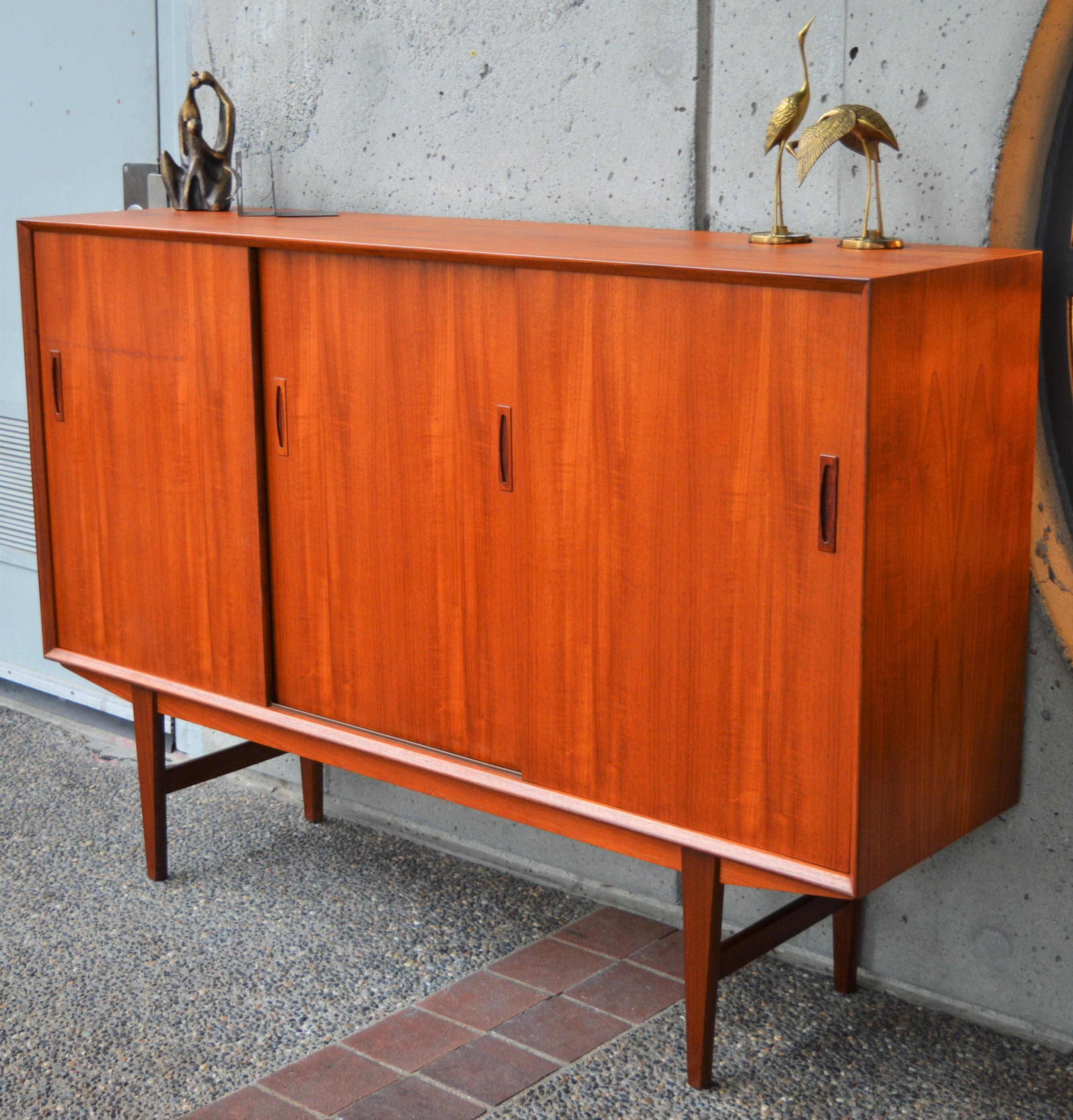 Danish Modern Teak Credenza with Sexy Mirrored Bar Tall Legs & Compact Size (Skandinavisch)