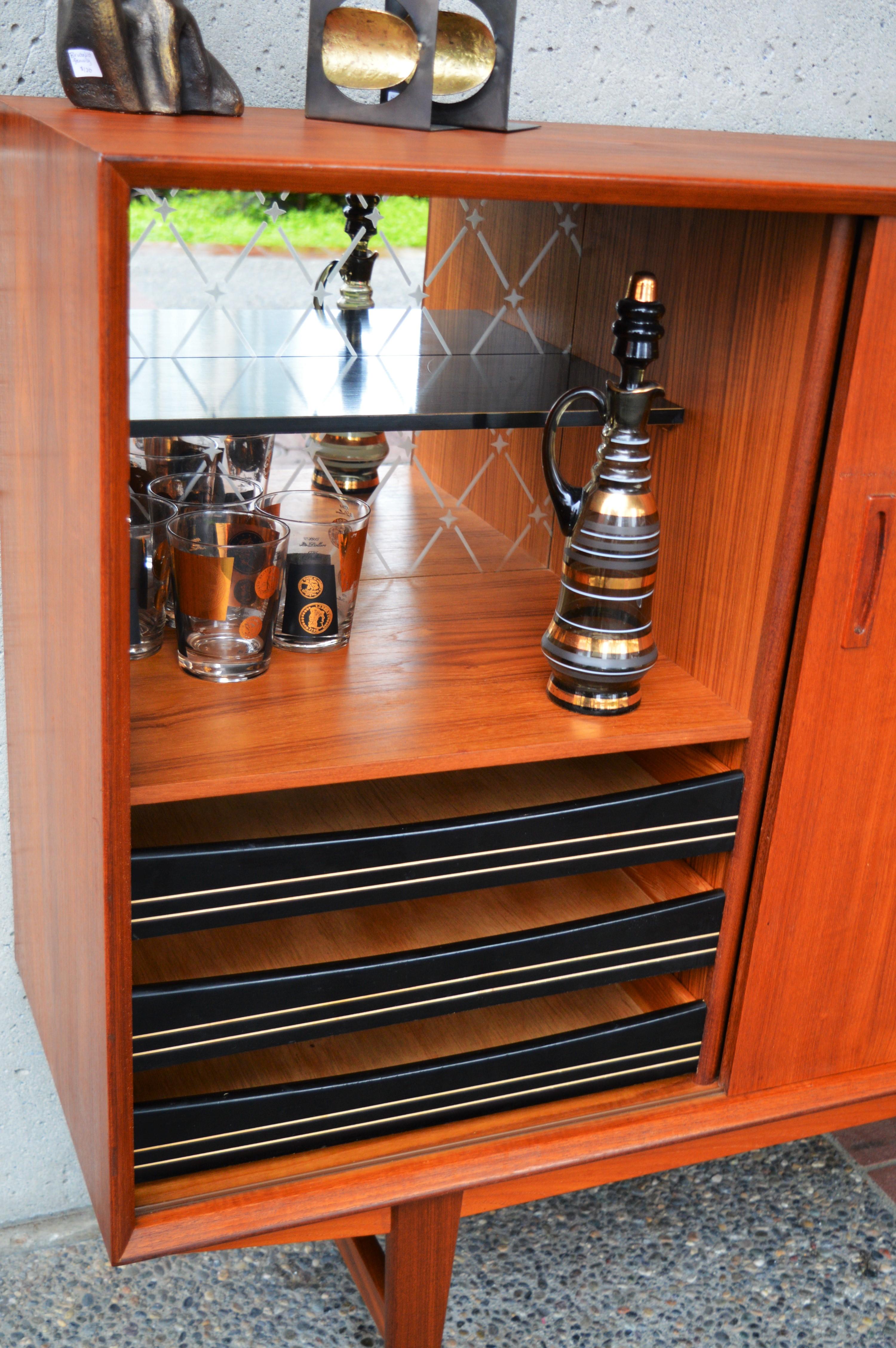 Danish Modern Teak Credenza with Sexy Mirrored Bar Tall Legs & Compact Size In Good Condition In New Westminster, British Columbia