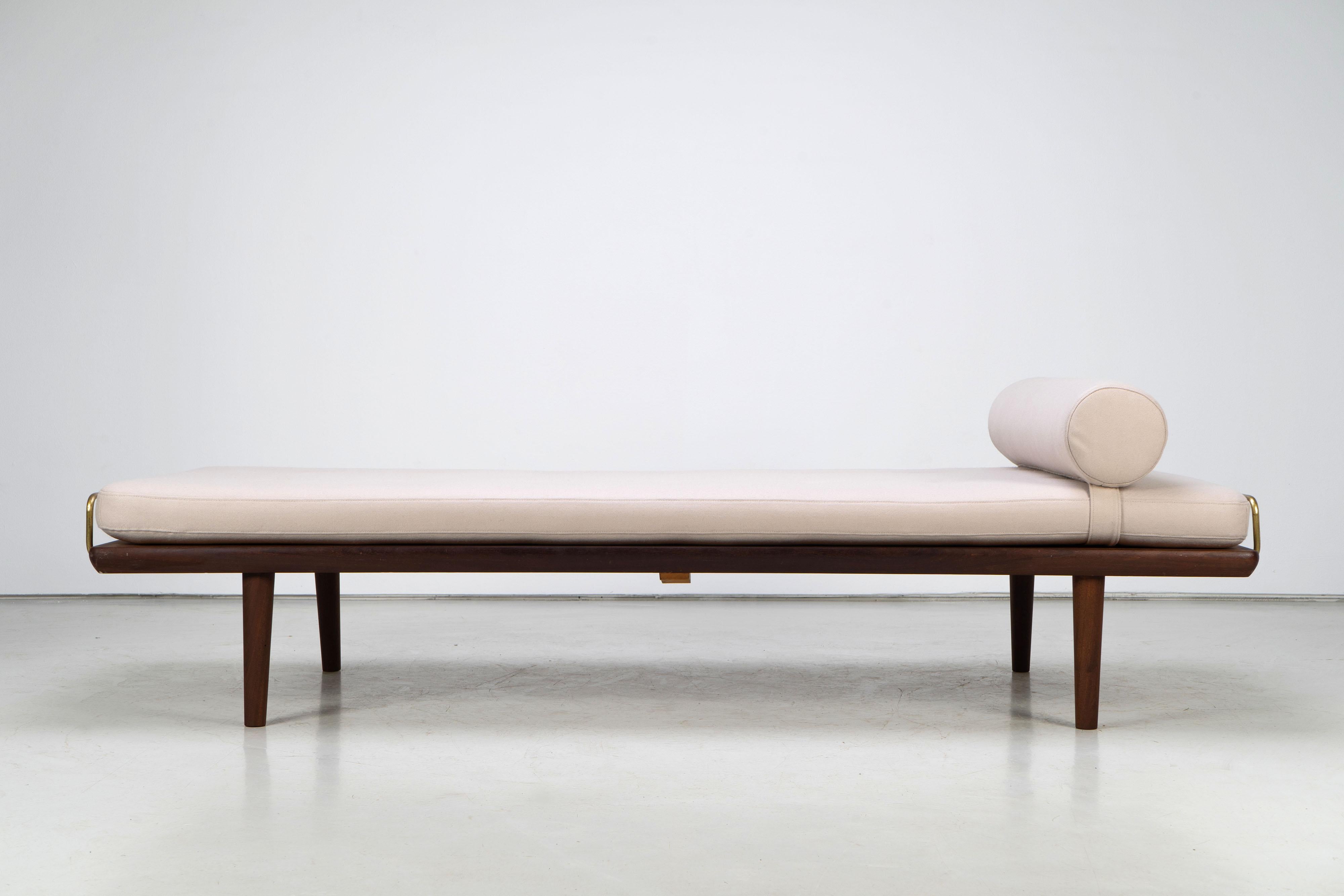 Daybed GE 19 by Hans J. Wegner. The daybed is made of a beautiful teak wood. New foam and fabric.