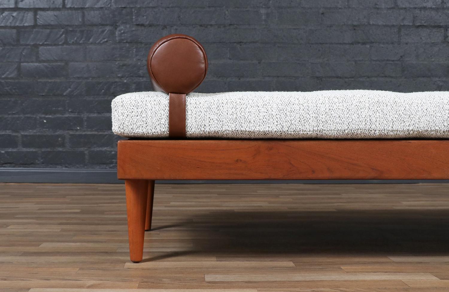 Lettino danese moderno in teak con inserti in pelle in vendita 3