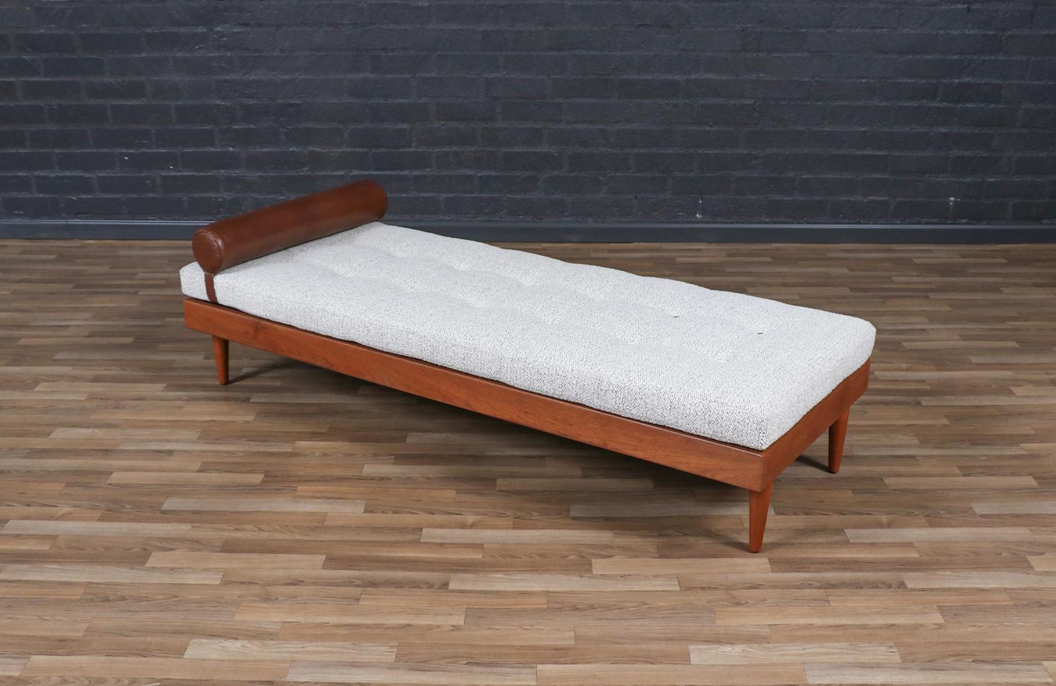 Mid-Century moderno Lettino danese moderno in teak con inserti in pelle in vendita