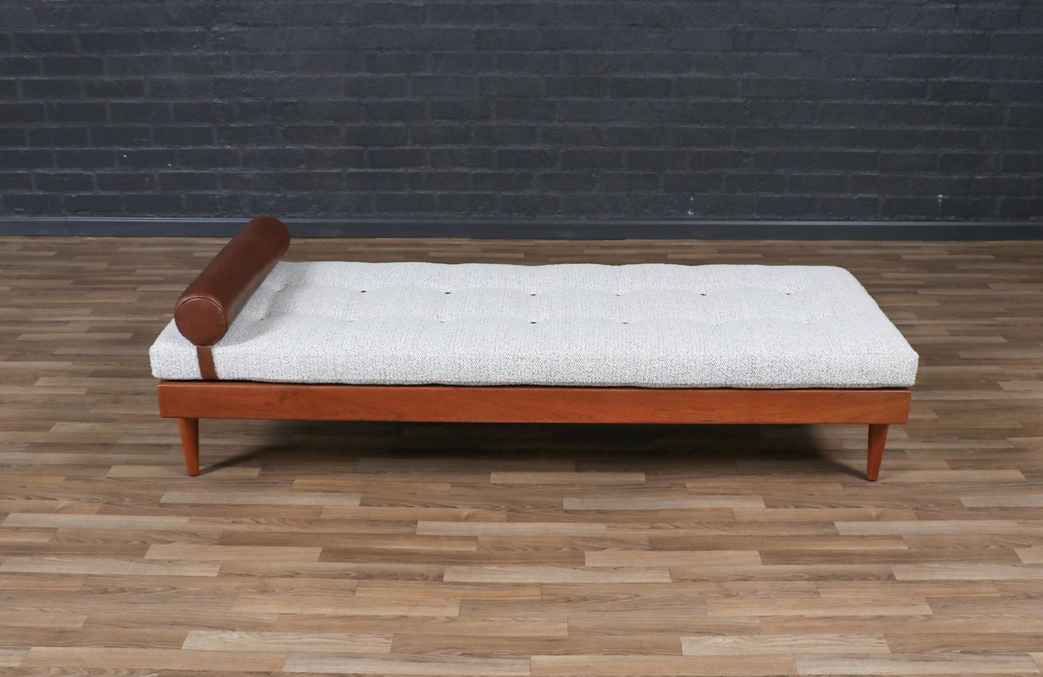 Danese Lettino danese moderno in teak con inserti in pelle in vendita