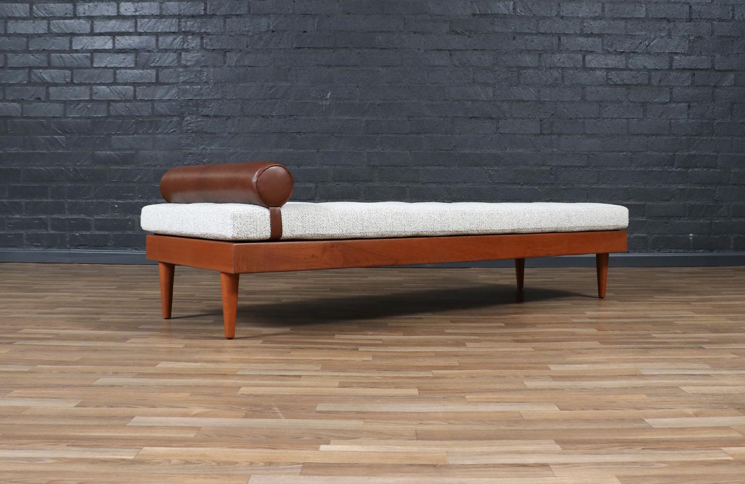 Lettino danese moderno in teak con inserti in pelle In condizioni ottime in vendita a Los Angeles, CA