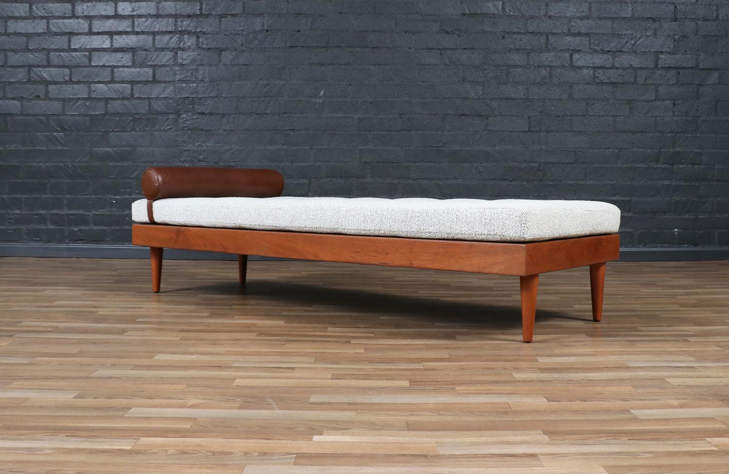 Metà XX secolo Lettino danese moderno in teak con inserti in pelle in vendita