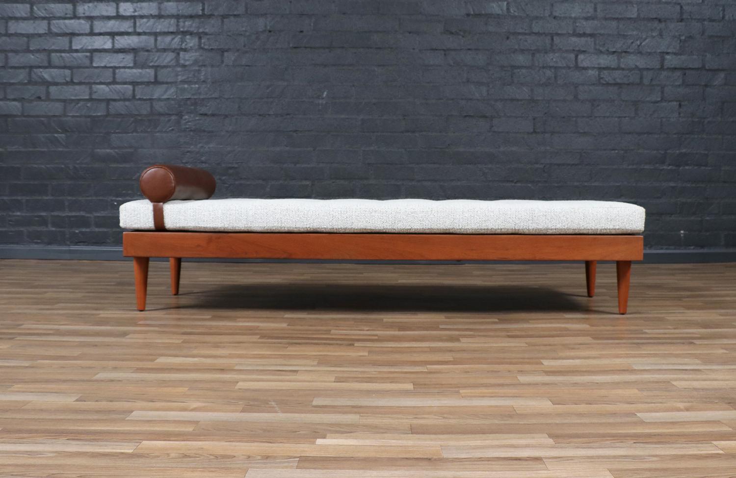 Pelle Lettino danese moderno in teak con inserti in pelle in vendita