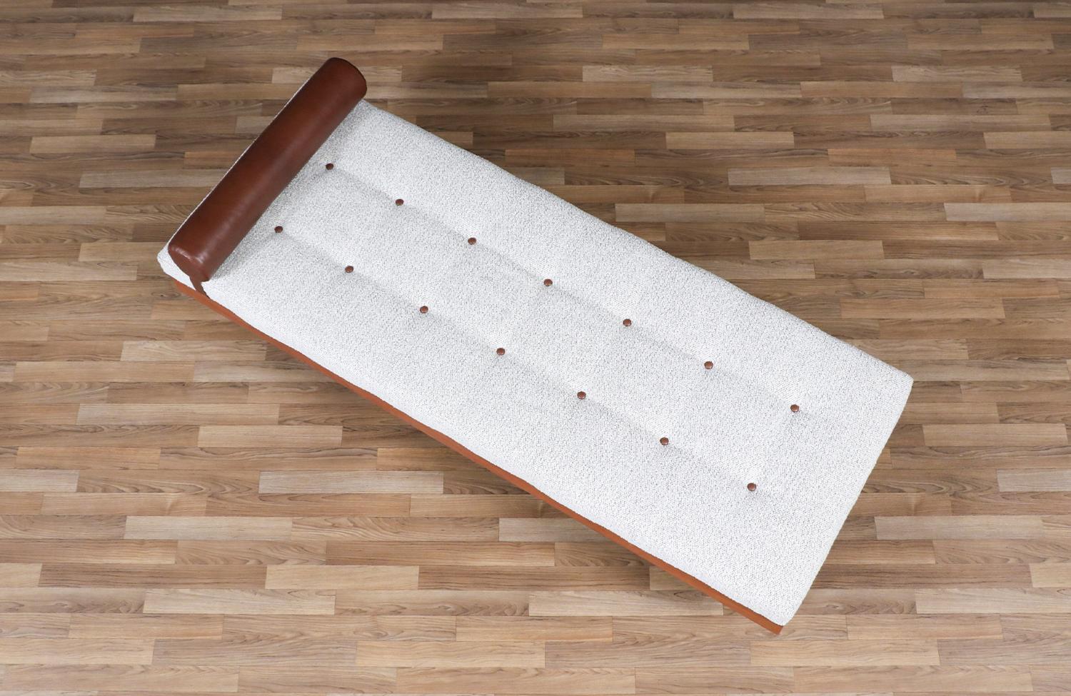Lettino danese moderno in teak con inserti in pelle in vendita 1