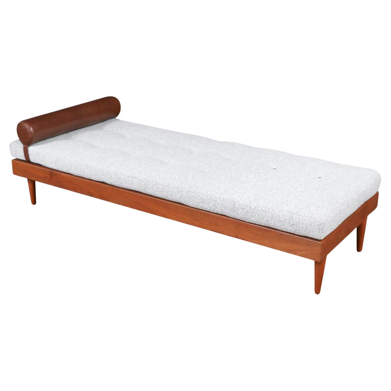 Lettino danese moderno in teak con inserti in pelle in vendita
