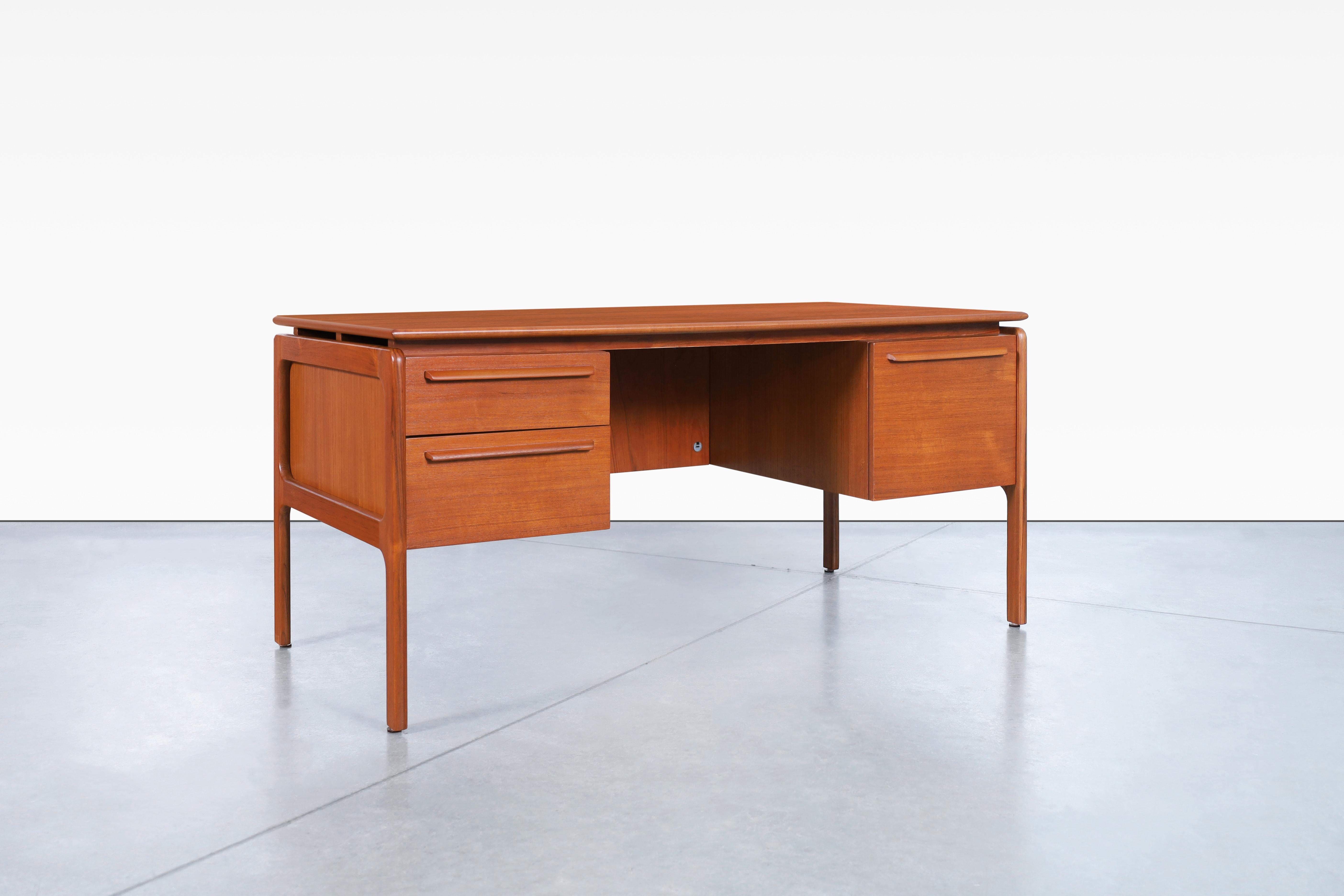 Danish Modern Teak Desk by Danflex In Good Condition For Sale In North Hollywood, CA