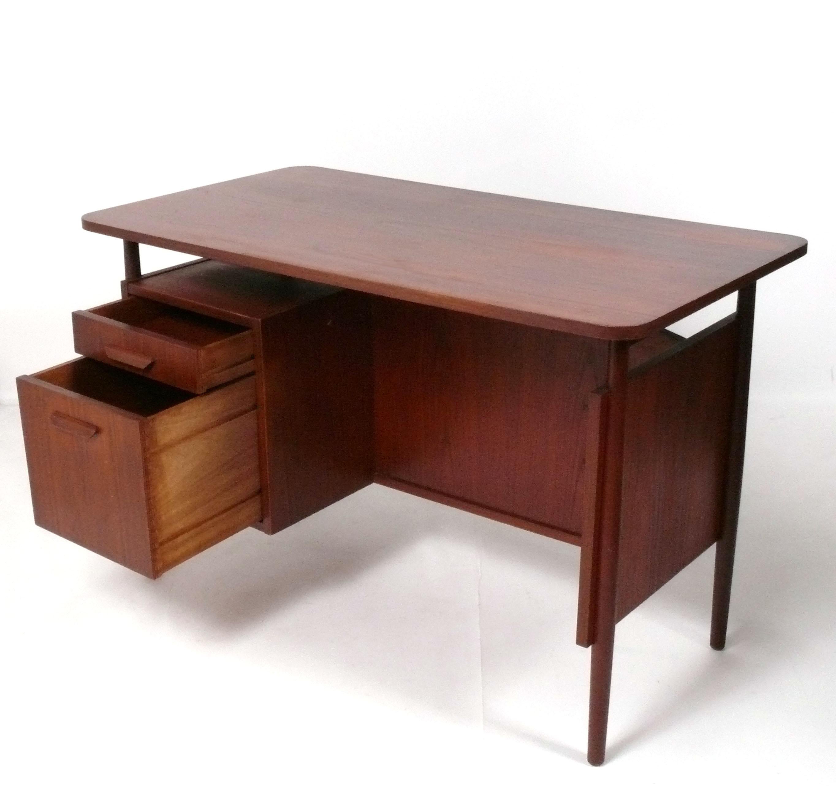 Mid-Century moderno Scrivania moderna danese in teak di Gunnar Nielsen Tibergaard Nielsen in vendita