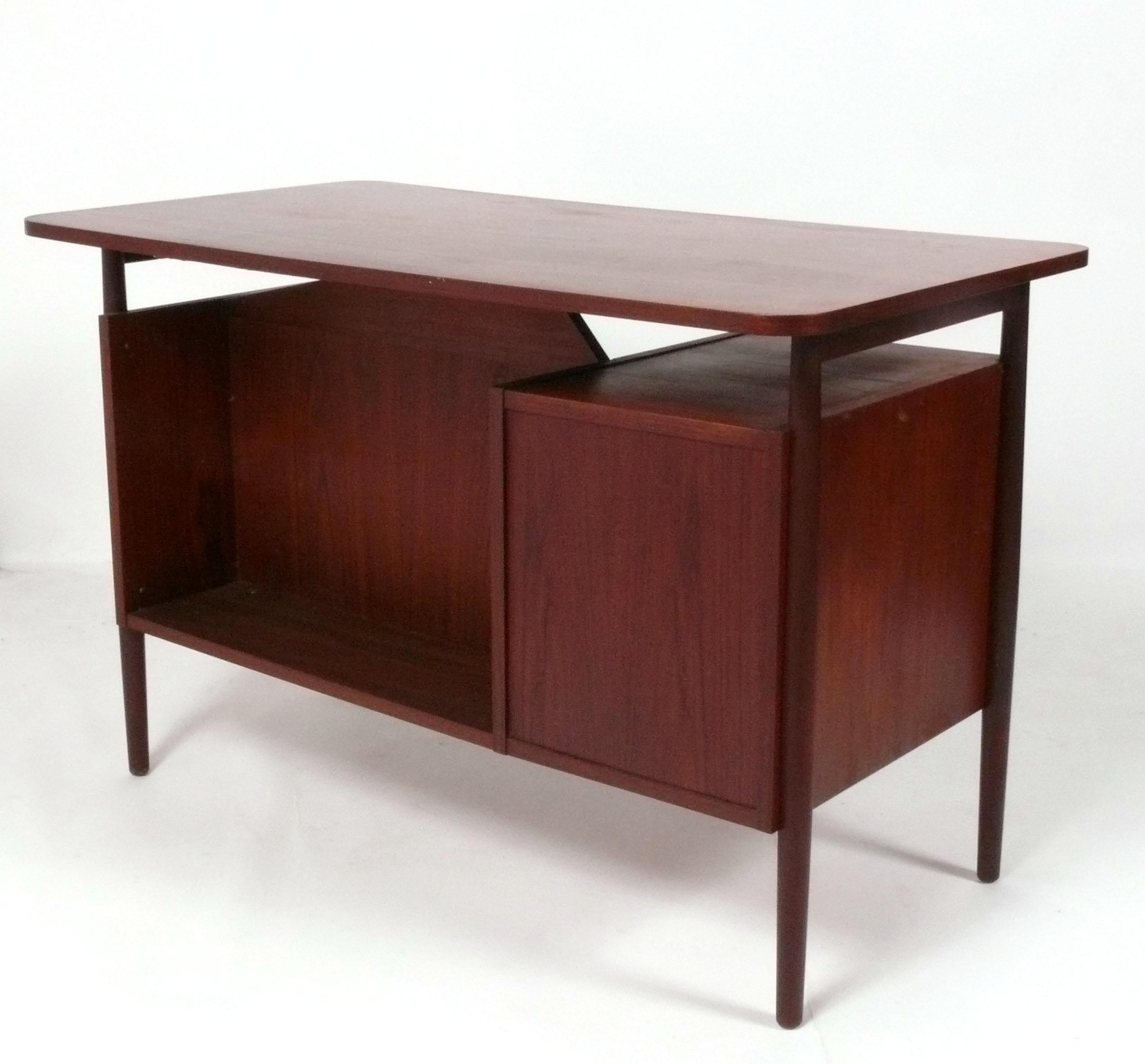Scrivania moderna danese in teak di Gunnar Nielsen Tibergaard Nielsen In condizioni buone in vendita a Atlanta, GA