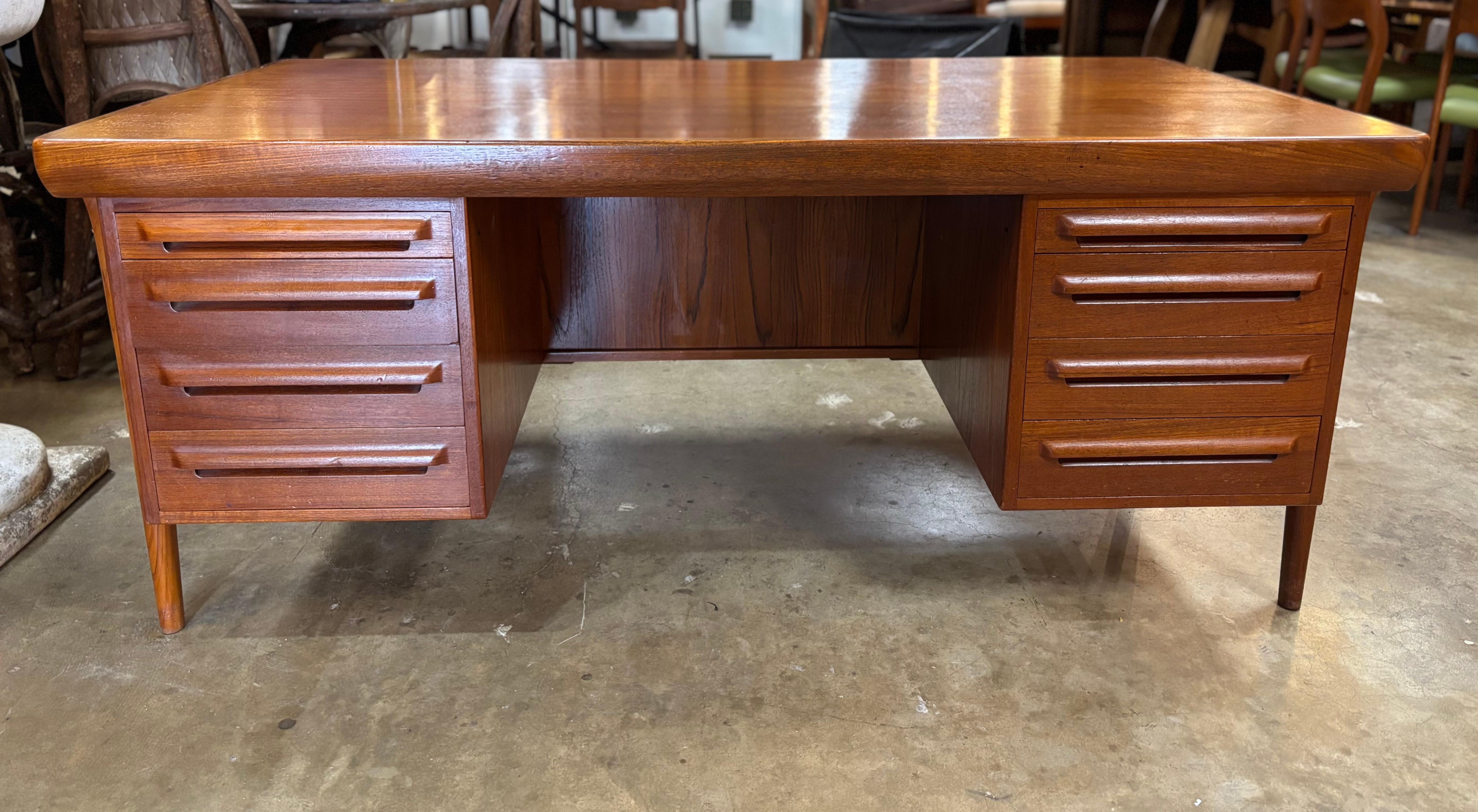 K. A. B. La scrivania moderna danese in teak Simonsen for Faarup Møbelfabrik, risalente agli anni '60 circa, è dotata di 6 cassetti. Due cassetti superiori sono dotati di un vassoio e l'altro di un inserto per il materiale da ufficio. Il retro della