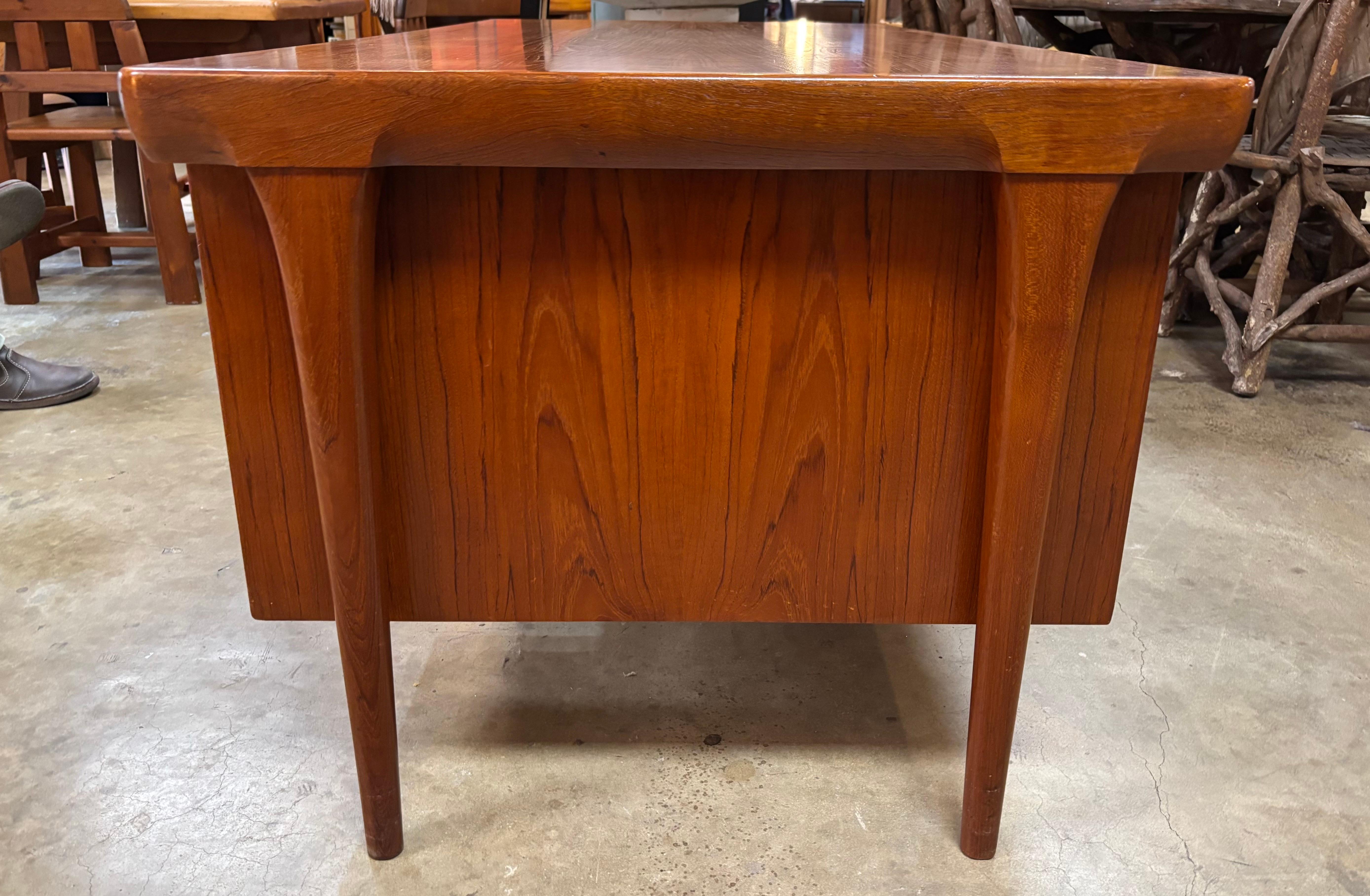 Mid-Century moderno Scrivania moderna danese in teak di K. A. B. Simonsen in vendita
