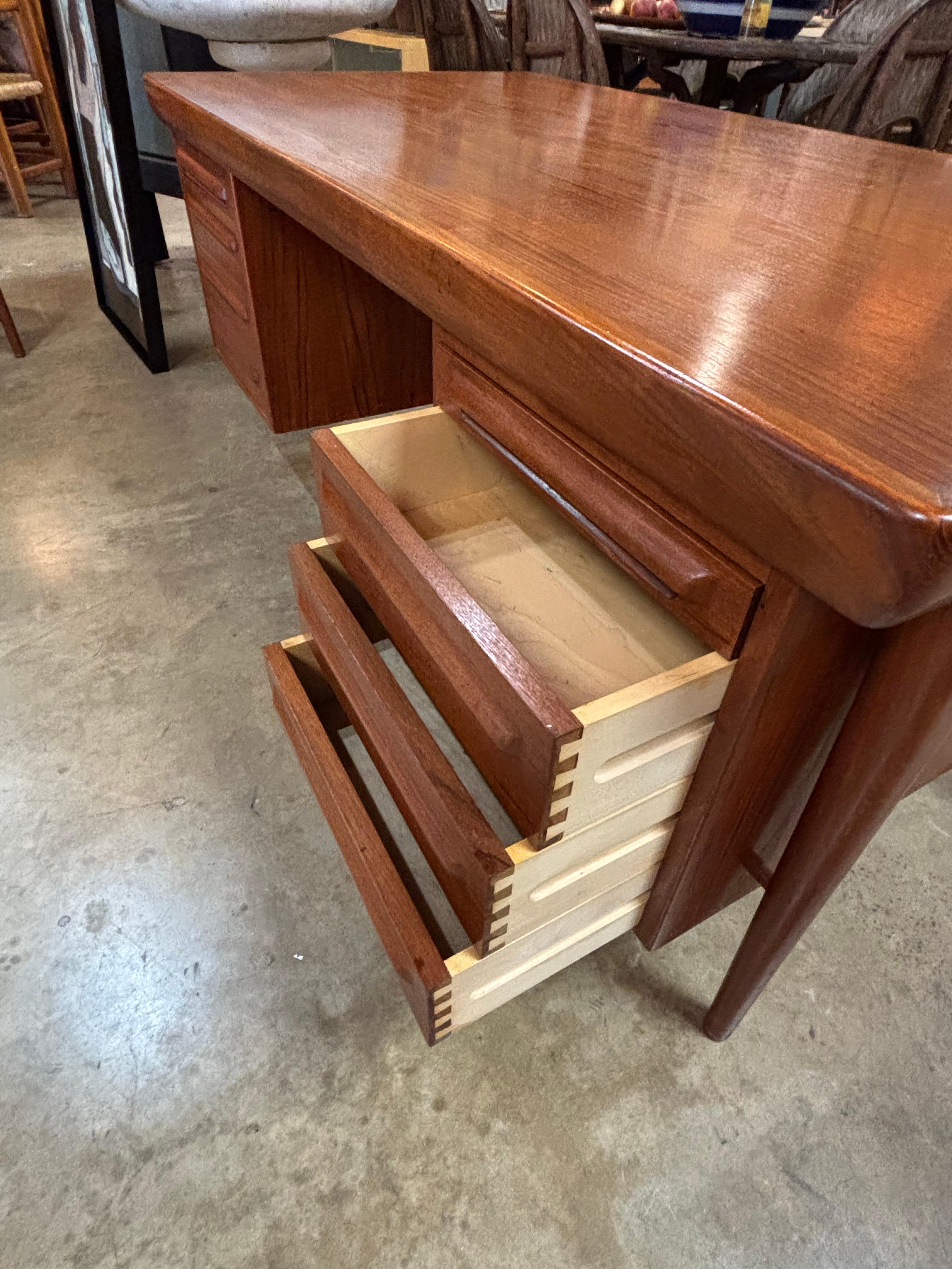 Metà XX secolo Scrivania moderna danese in teak di K. A. B. Simonsen in vendita