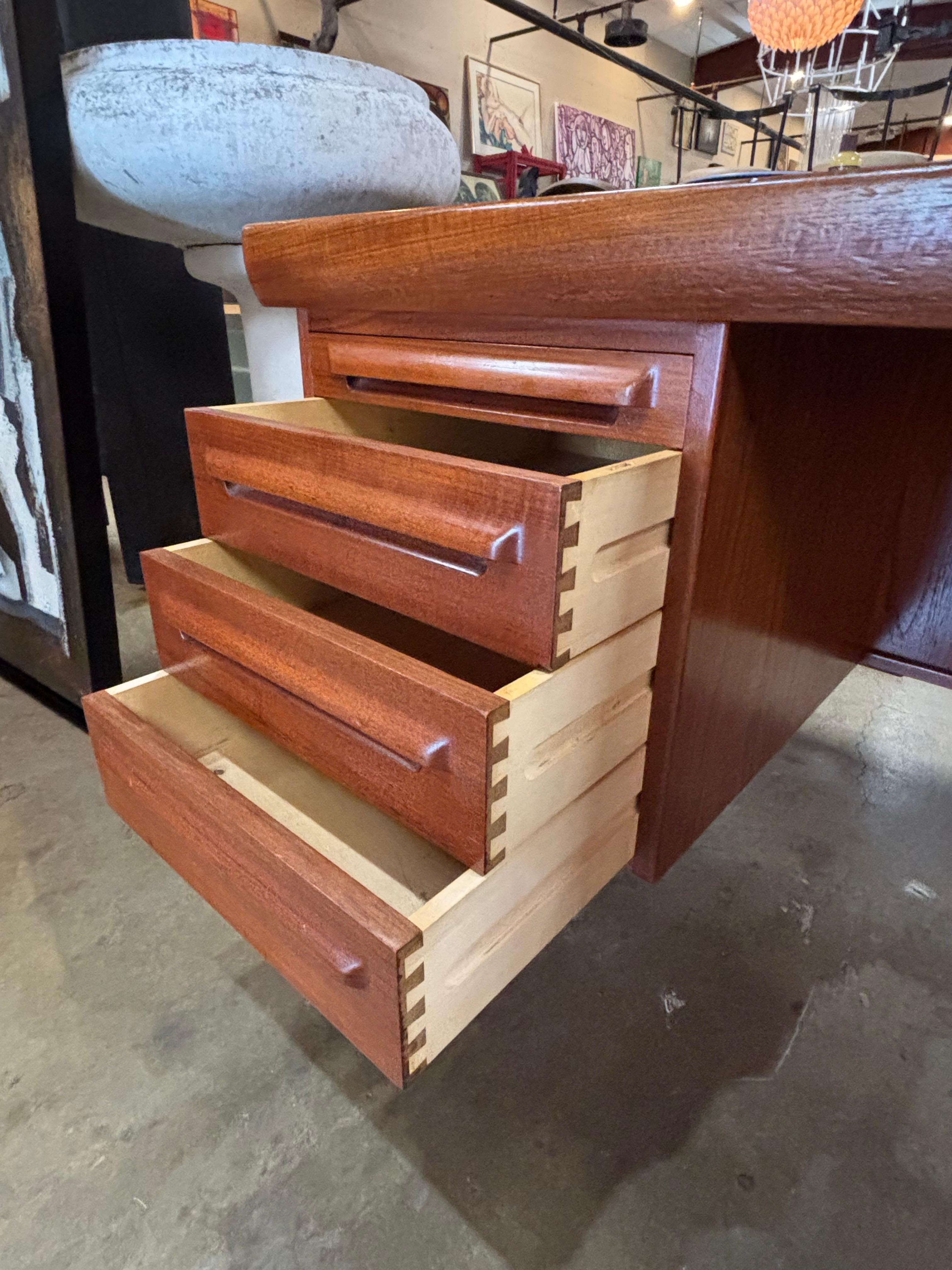 Teak Scrivania moderna danese in teak di K. A. B. Simonsen in vendita