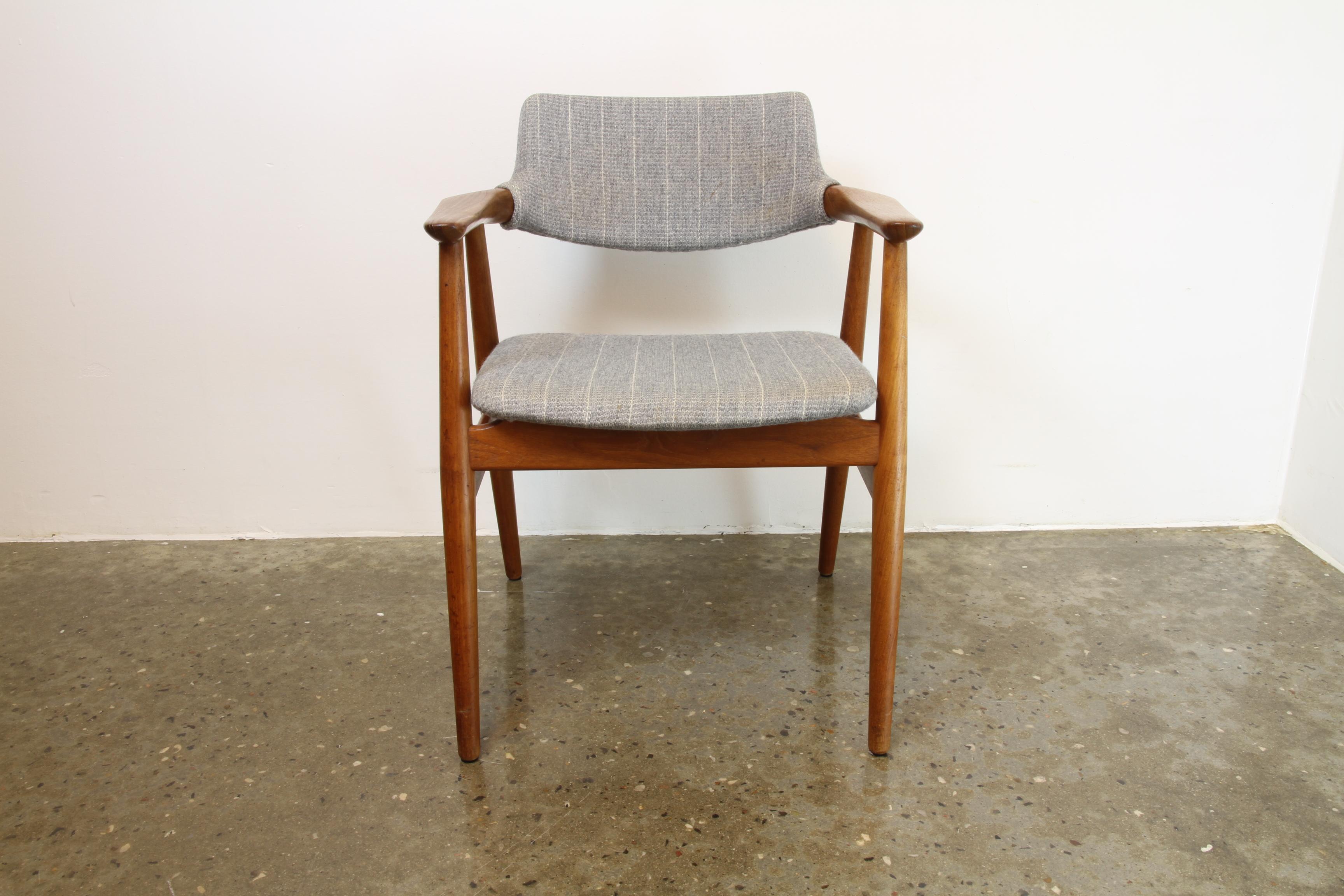 Very elegant and comfortable teak armchair by Danish designer Svend Aage Eriksen made in the 1960s by Glostrup Møbelfabrik. Designed in 1962. Solid sculpted teak and grey wool. Perfect for the vintage style homeoffice.