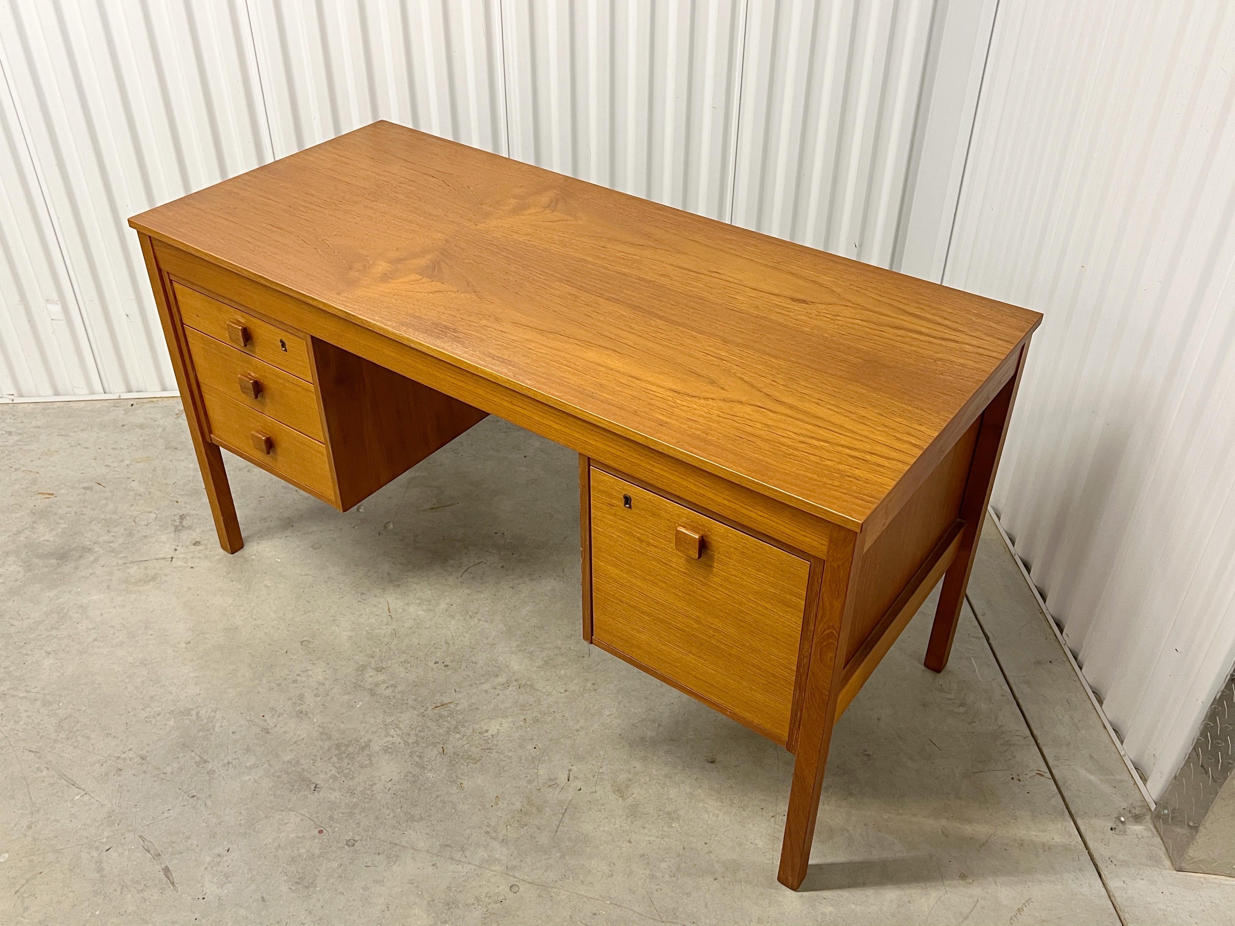 This desk is a beautifully crafted original piece by Domino Møbler. It exemplifies the classic Danish design aesthetic in its entirety.