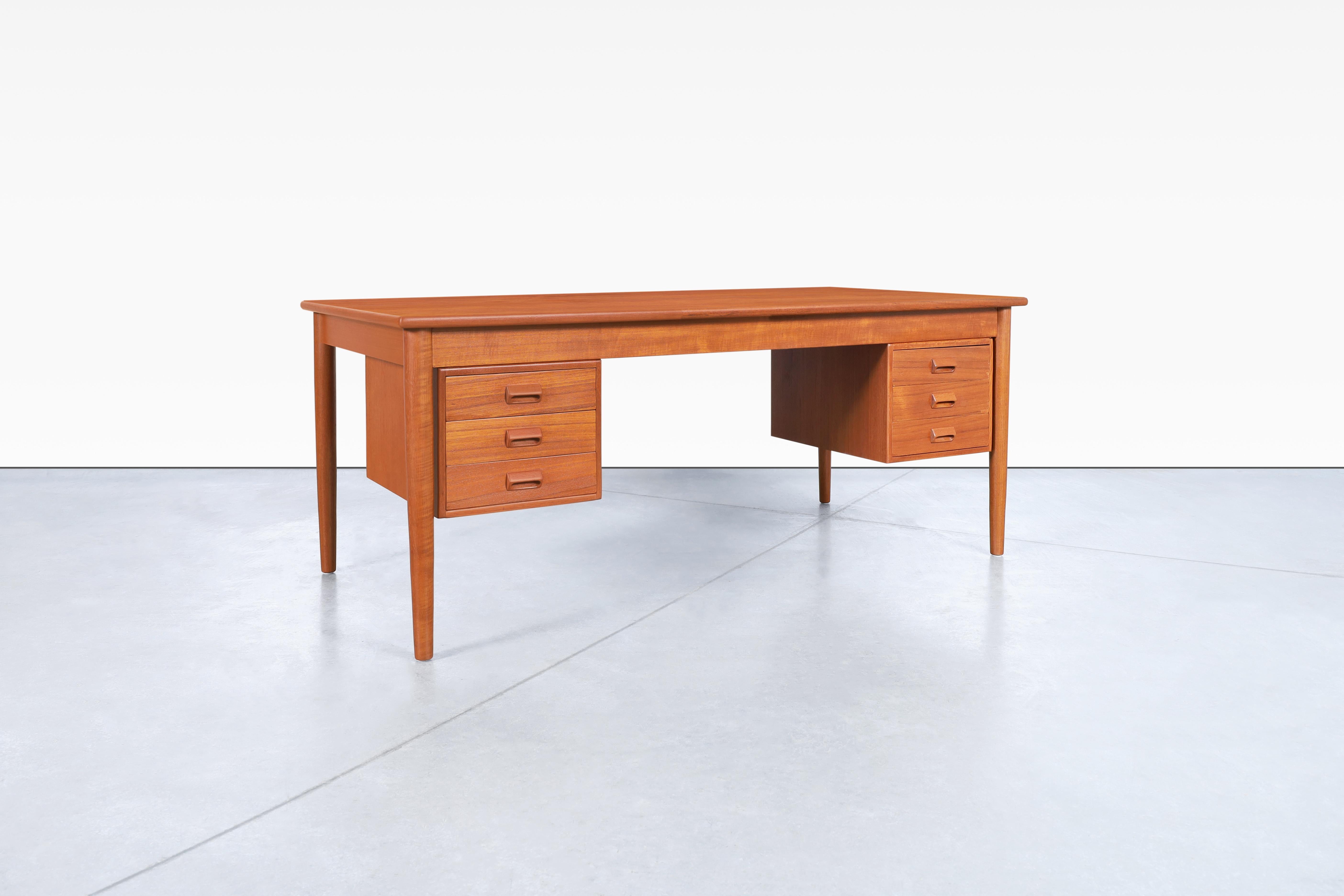 Danish Modern Teak Desk Model #130 by Børge Mogensen for Søborg Møbler In Excellent Condition For Sale In North Hollywood, CA