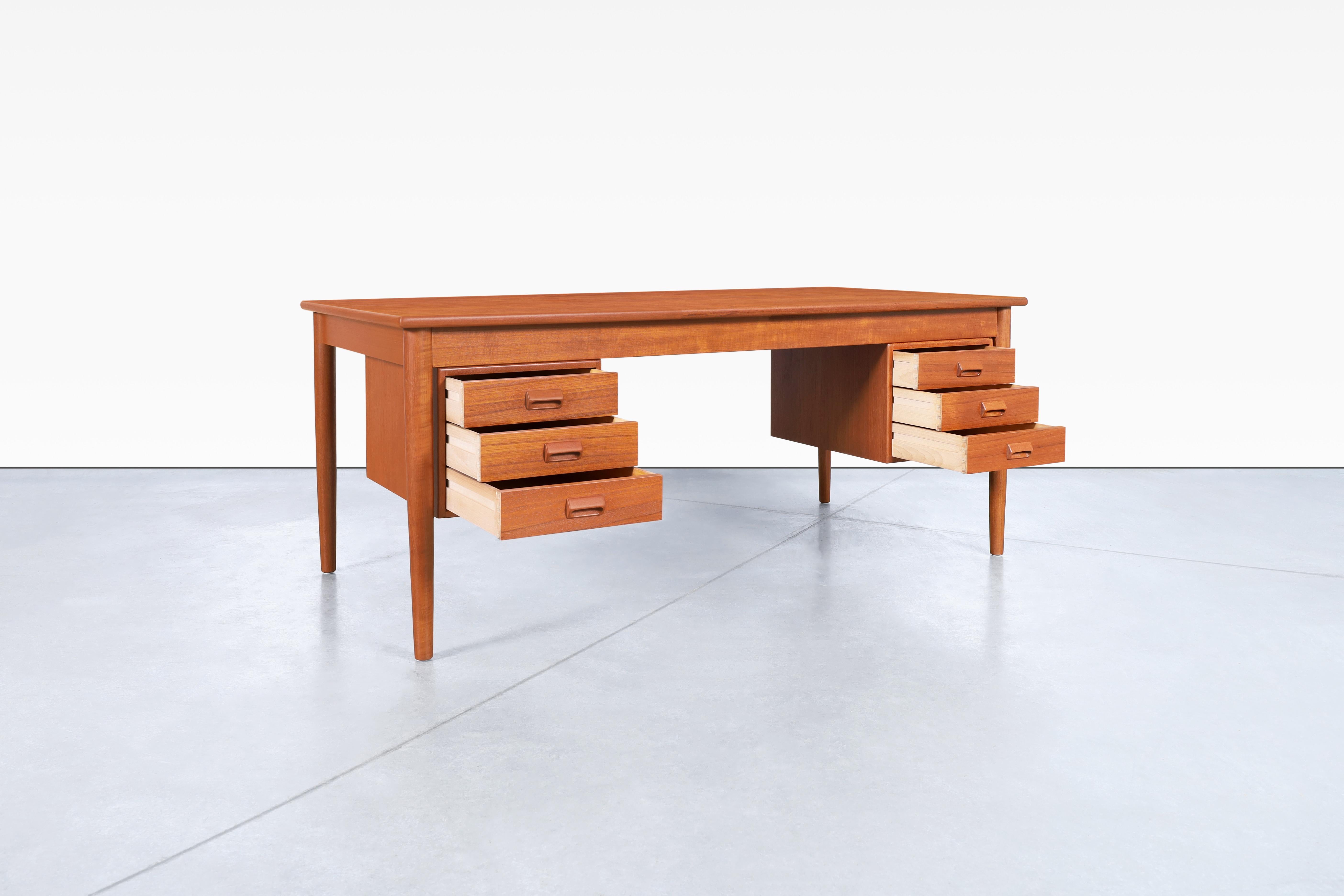 Danish Modern Teak Desk Model #130 by Børge Mogensen for Søborg Møbler For Sale 1