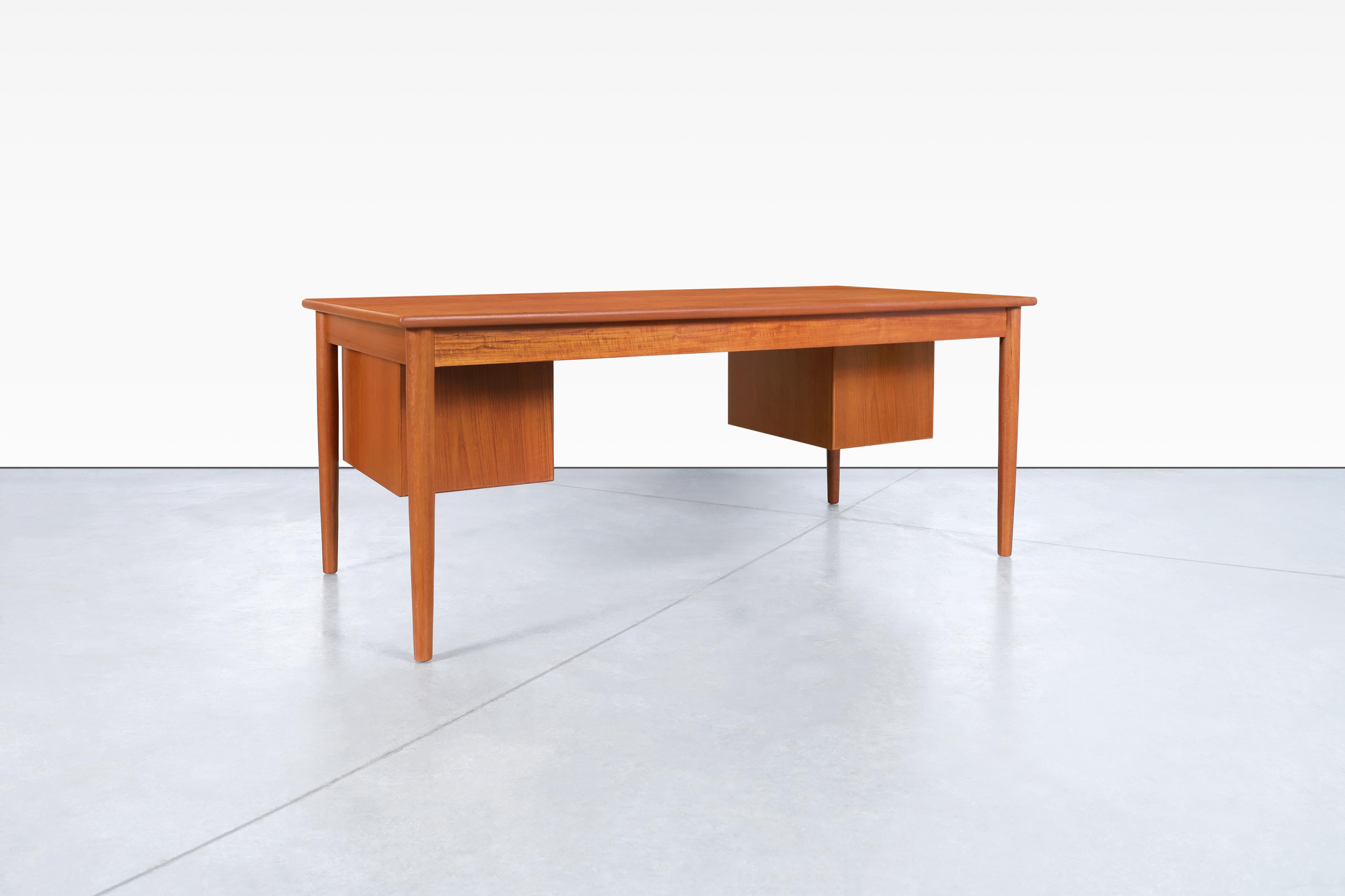 Danish Modern Teak Desk Model #130 by Børge Mogensen for Søborg Møbler For Sale 3