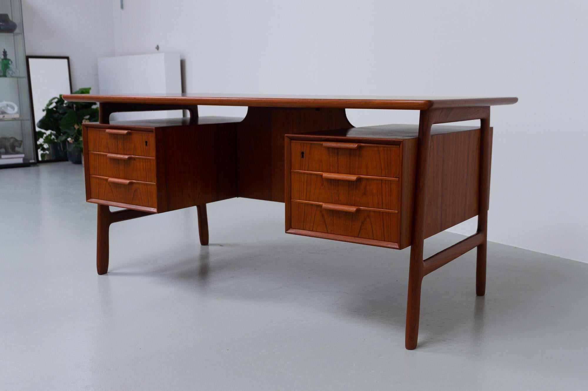 Danish Modern Teak Desk Model 75 by Gunni Omann for Omann Jun, 1960s In Good Condition In Asaa, DK