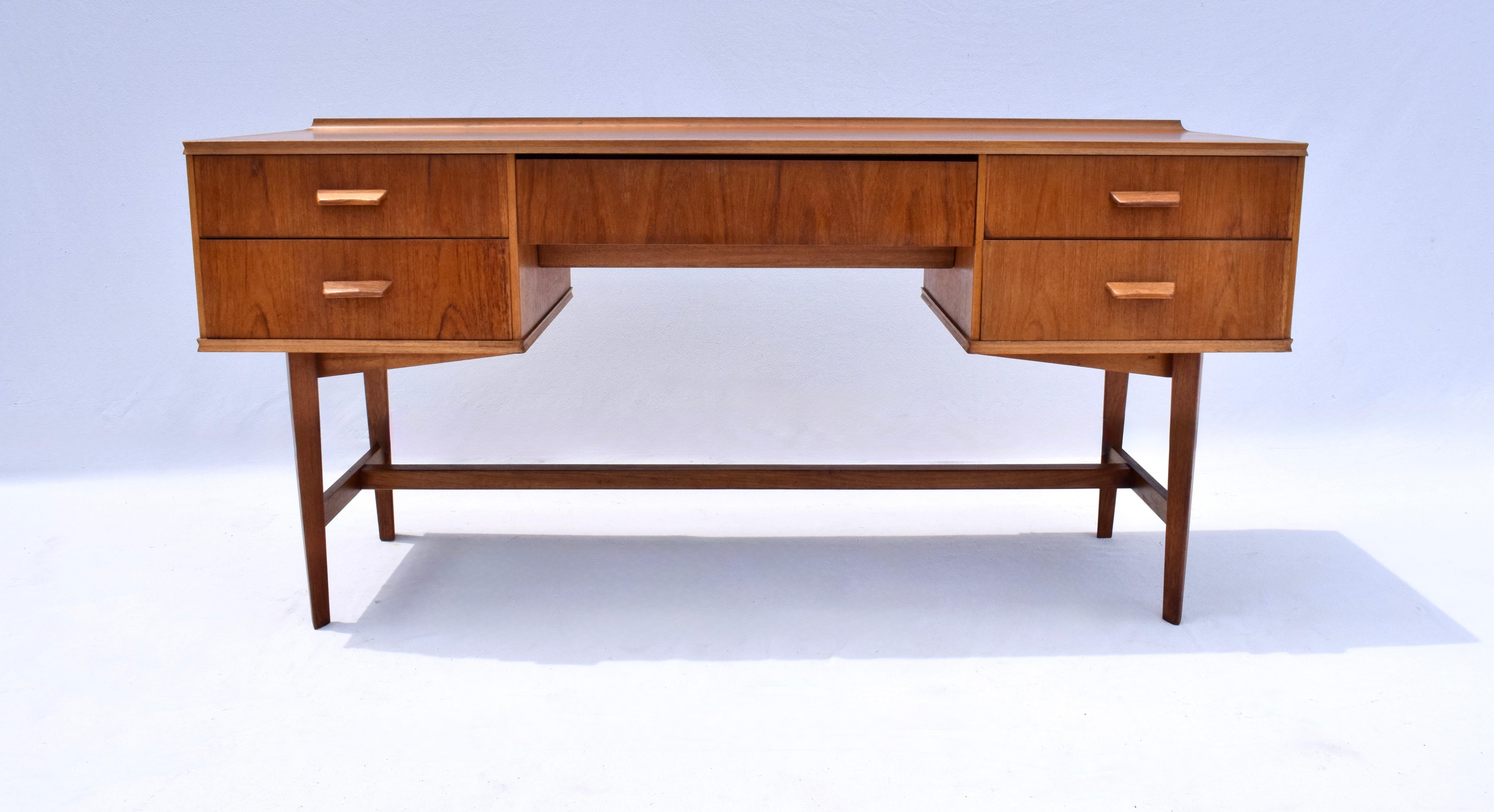 Midcentury desk set or work table by English maker Gimson and Slater, retailed by Heals of London.  A sleek Danish Modern Design of teak & oak boasting 5 dovetail drawers, mortis & tenon joined stretcher & adjustable mirror allowing for the option