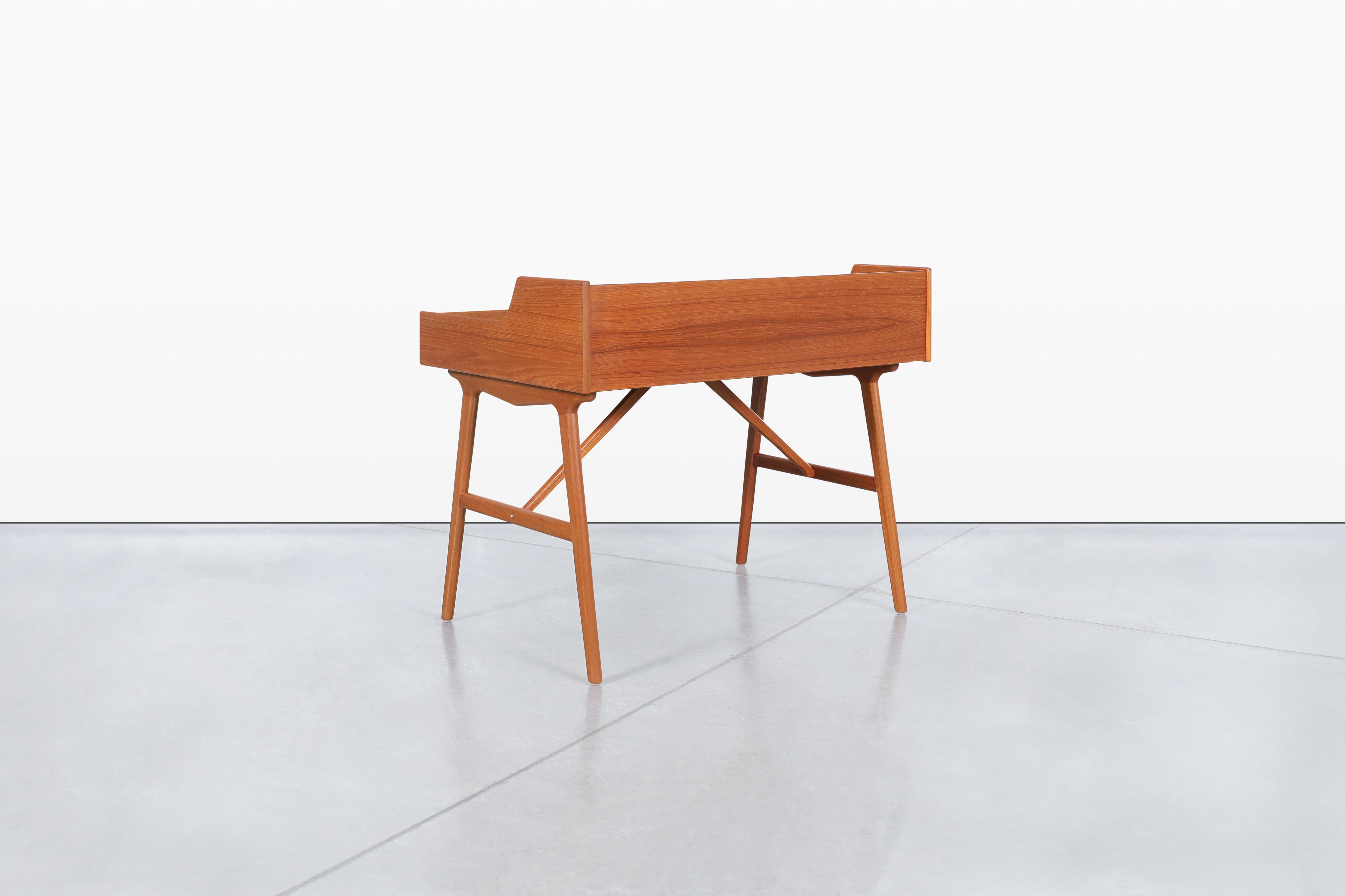 Scrivania moderna danese in teak di Arne Wahl Iversen in vendita 3