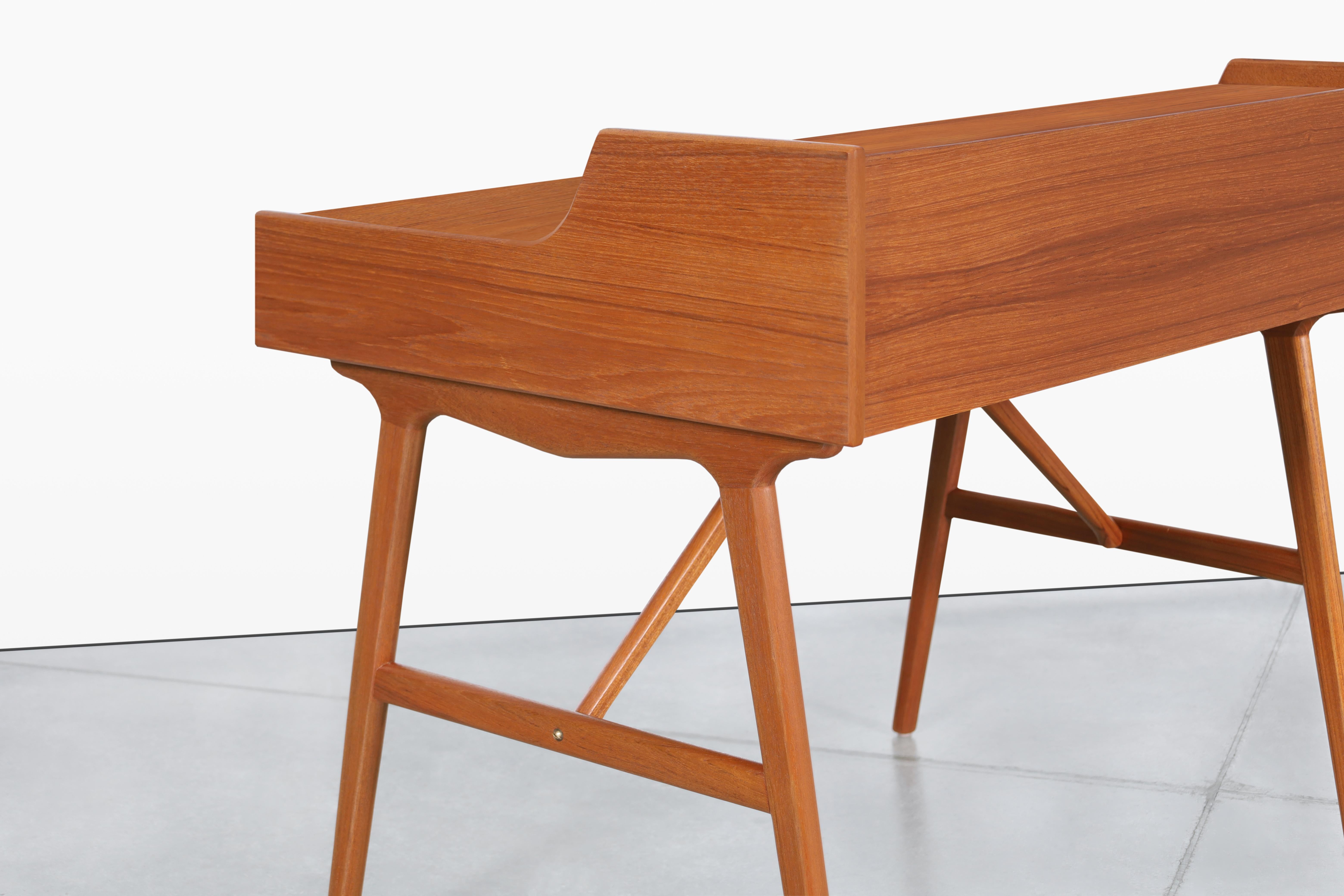Scrivania moderna danese in teak di Arne Wahl Iversen in vendita 4