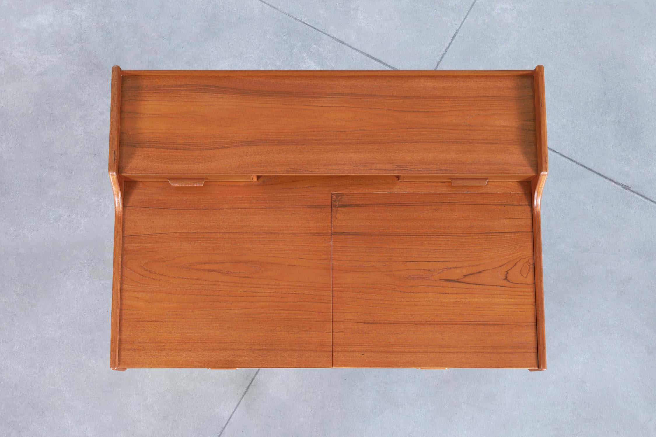 Scrivania moderna danese in teak di Arne Wahl Iversen in vendita 5