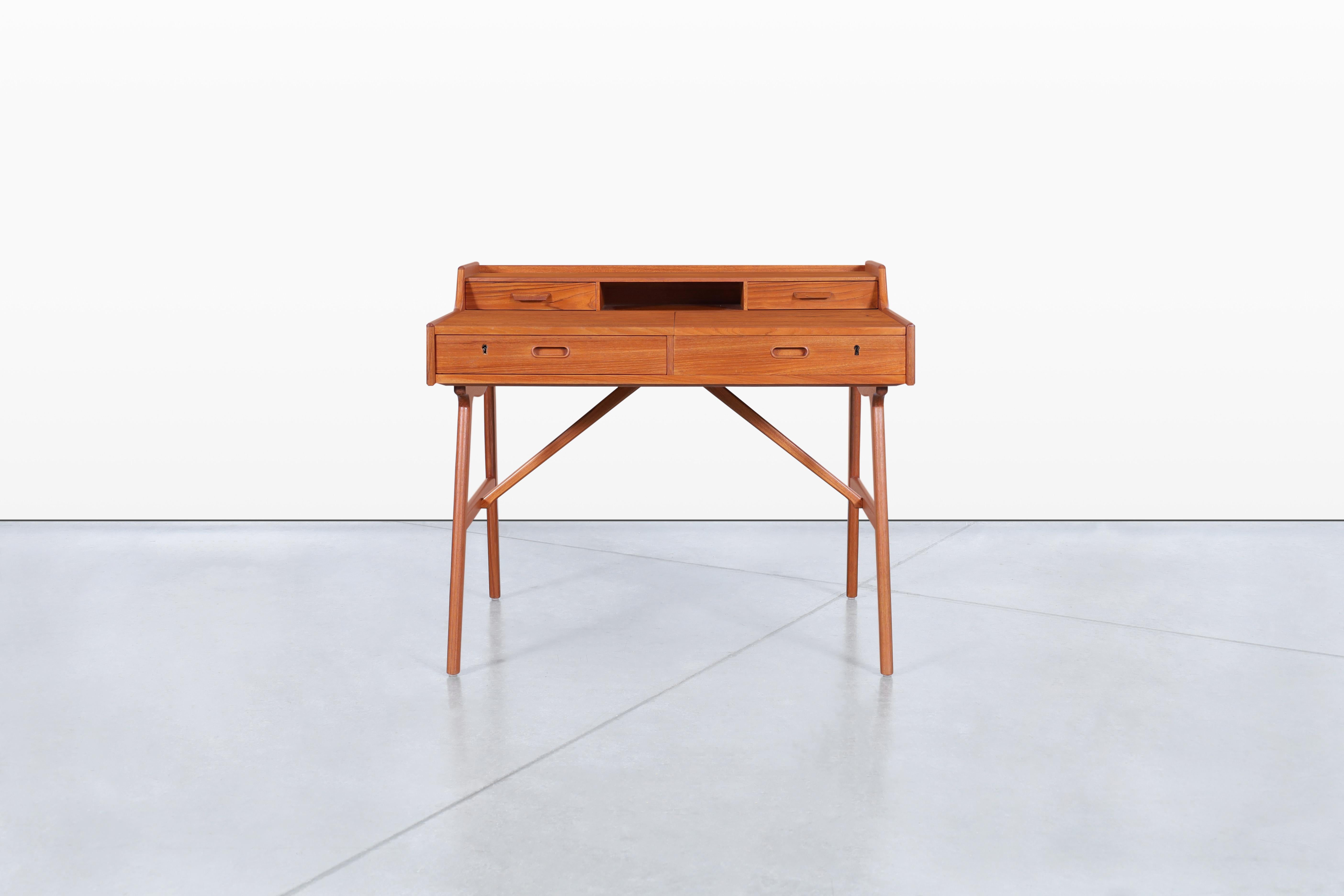 Uno straordinario pezzo di design moderno danese: la scrivania in teak progettata dal famoso architetto e designer di mobili Arne Wahl Iversen per Vinde Møbelfabrik in Danimarca, nota anche come modello #64. Questa eccezionale scrivania a due