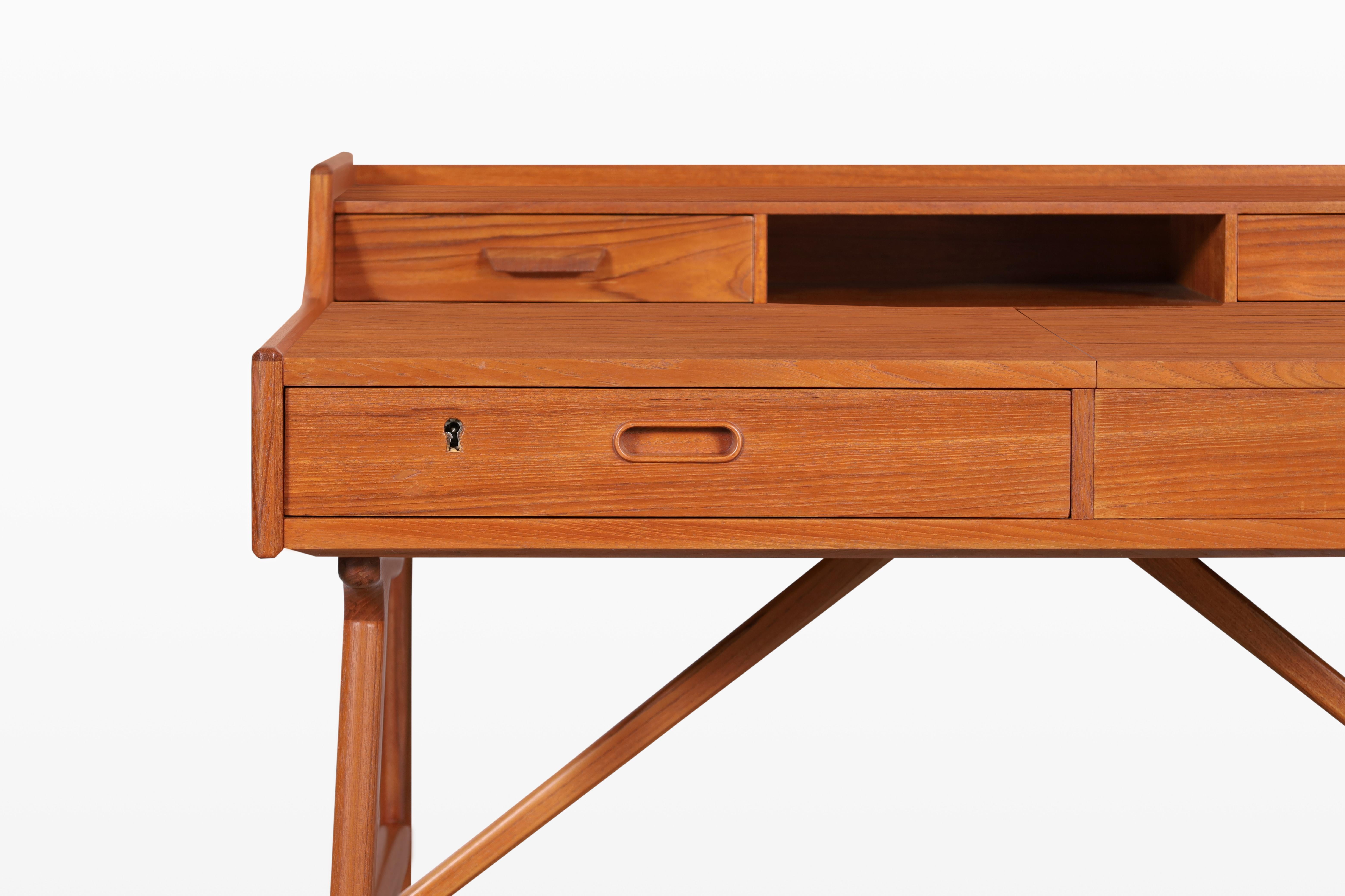 Mid-Century moderno Scrivania moderna danese in teak di Arne Wahl Iversen in vendita