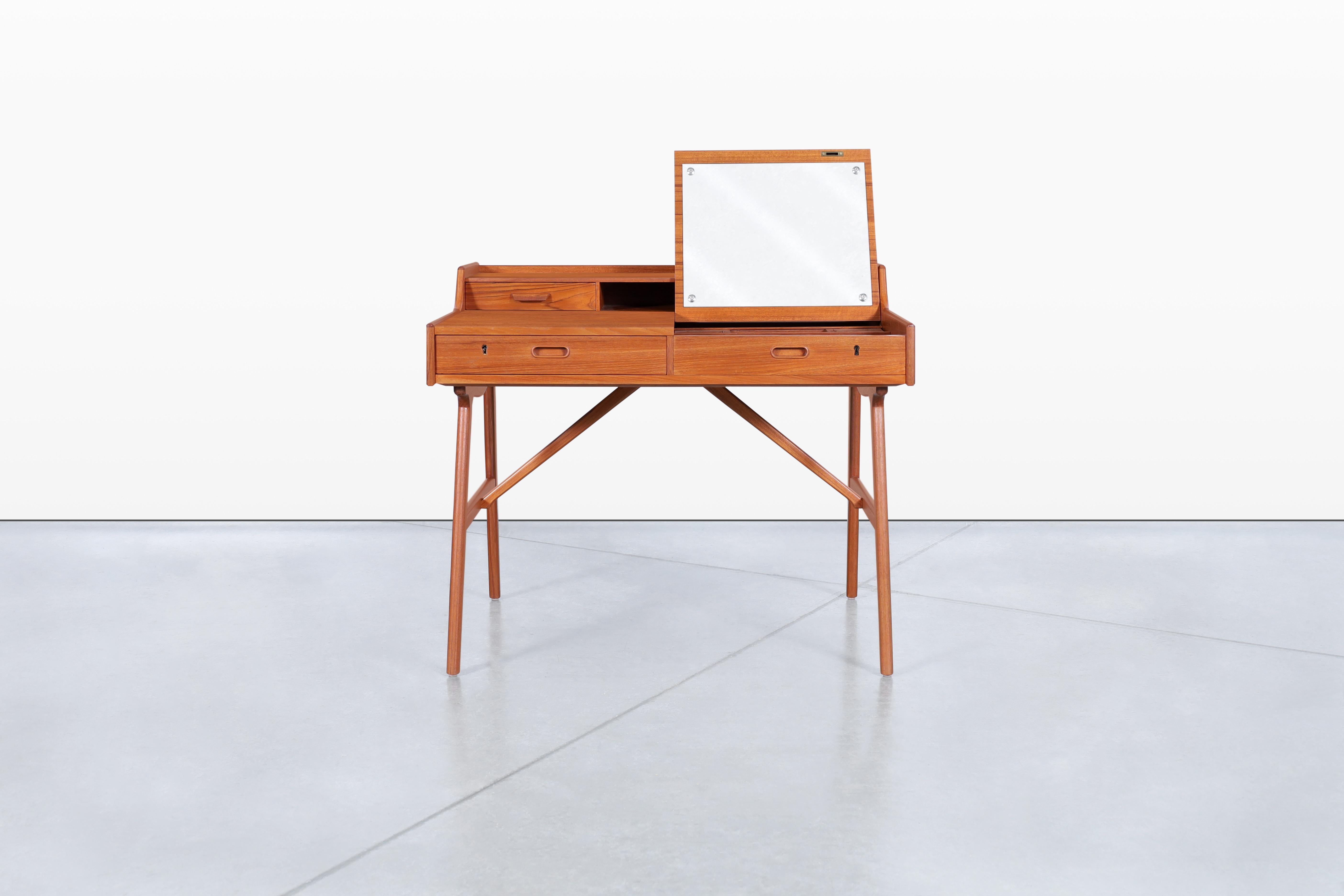 Danese Scrivania moderna danese in teak di Arne Wahl Iversen in vendita