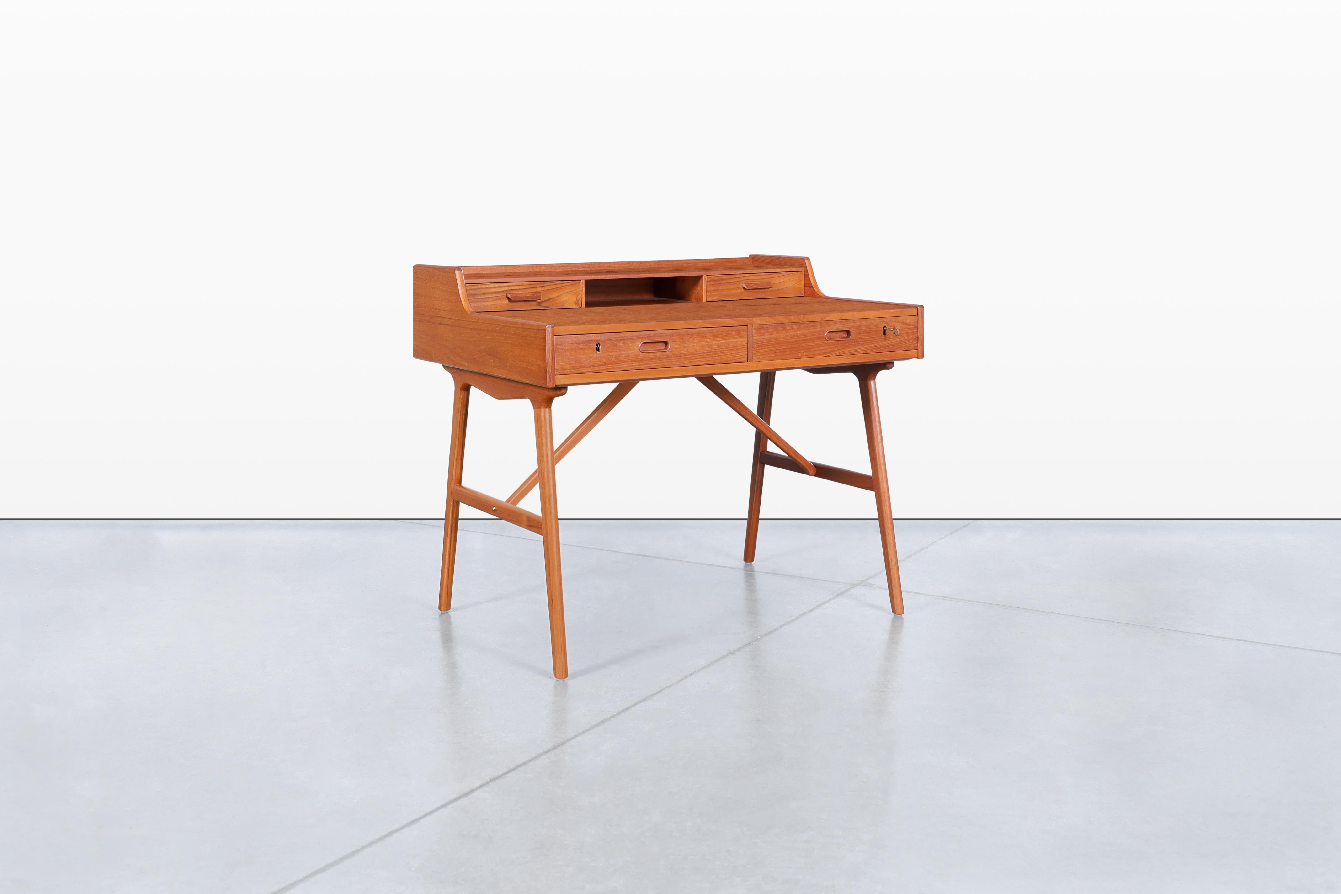 Scrivania moderna danese in teak di Arne Wahl Iversen In condizioni buone in vendita a North Hollywood, CA
