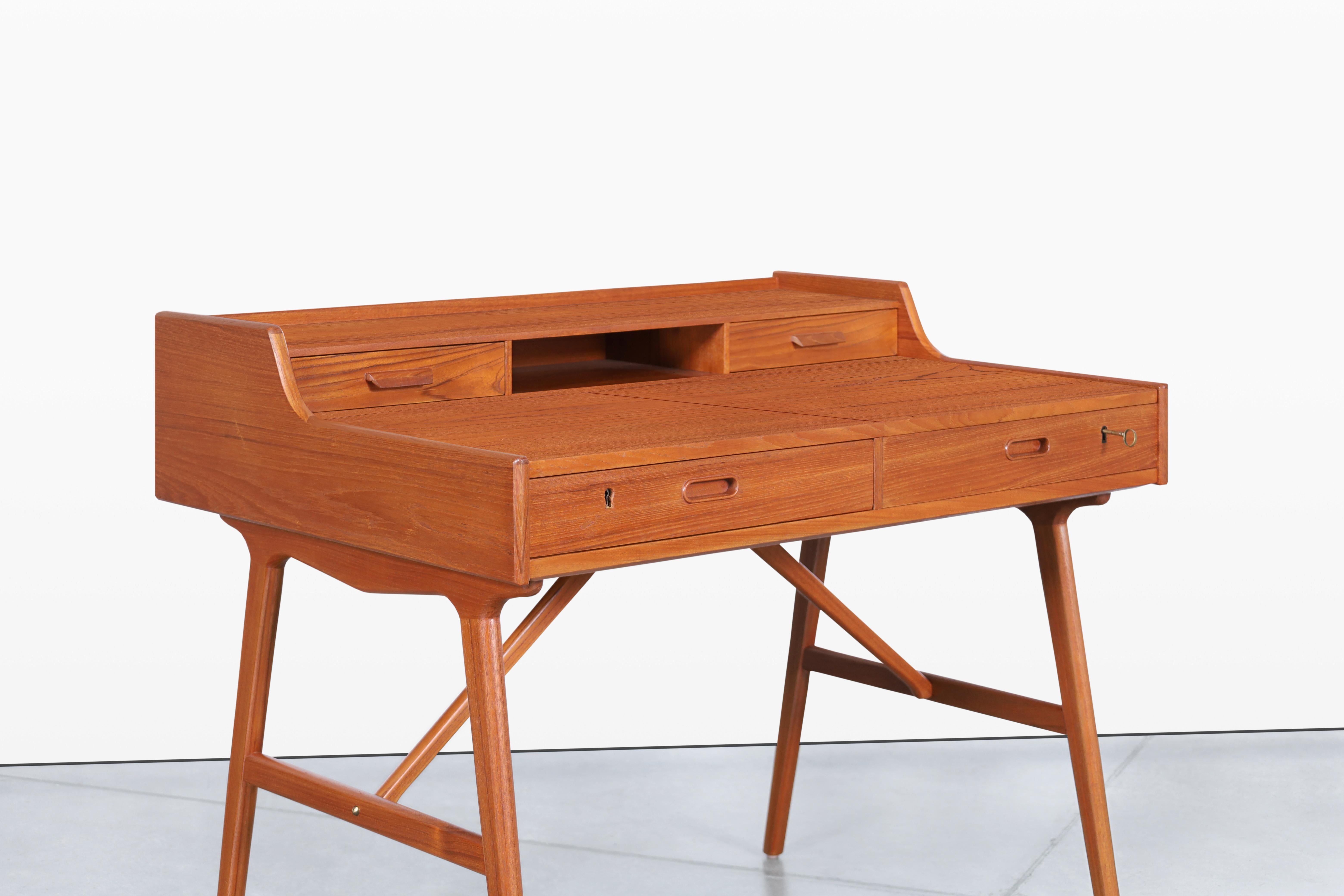 Metà XX secolo Scrivania moderna danese in teak di Arne Wahl Iversen in vendita