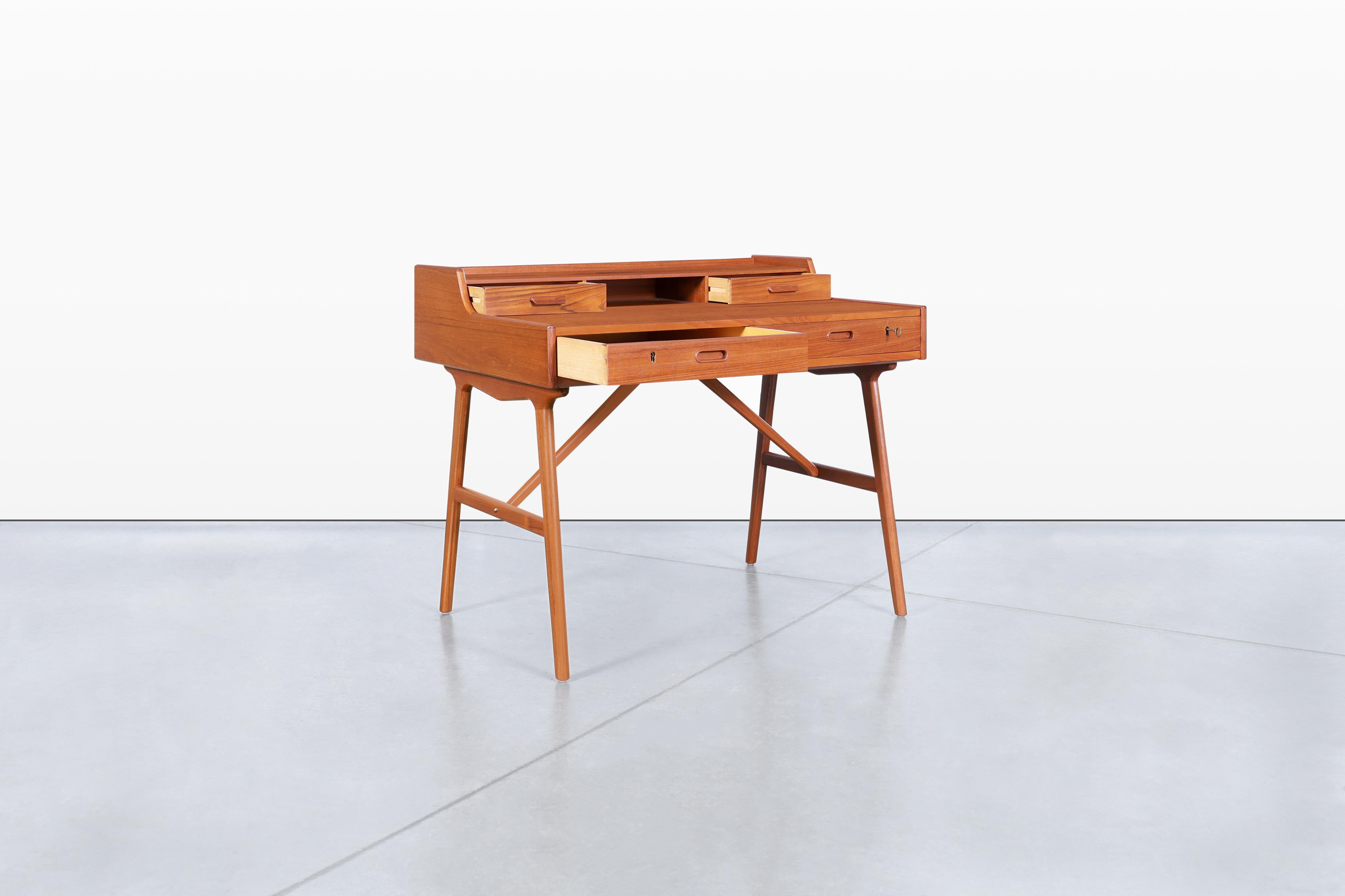 Ottone Scrivania moderna danese in teak di Arne Wahl Iversen in vendita