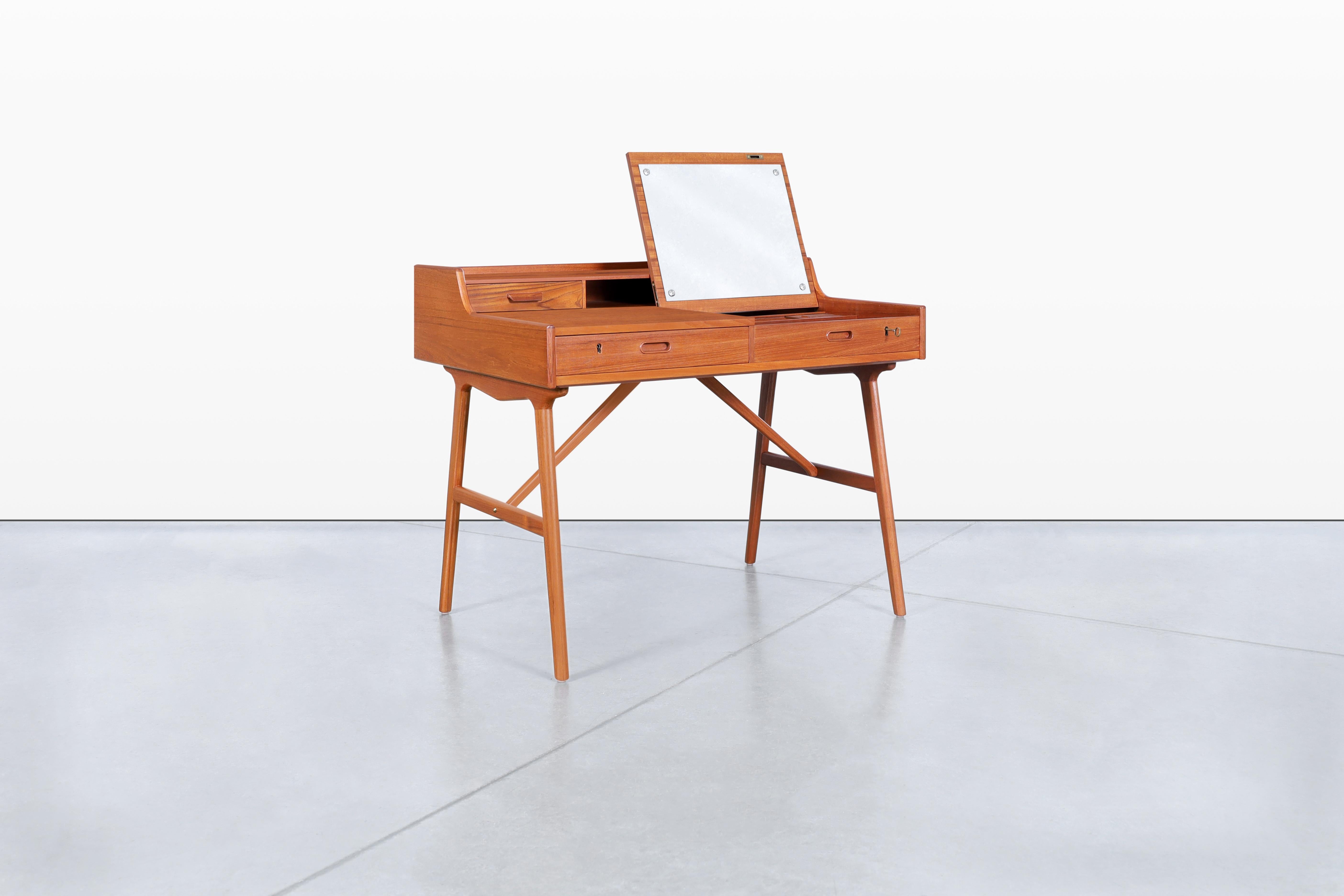 Scrivania moderna danese in teak di Arne Wahl Iversen in vendita 1
