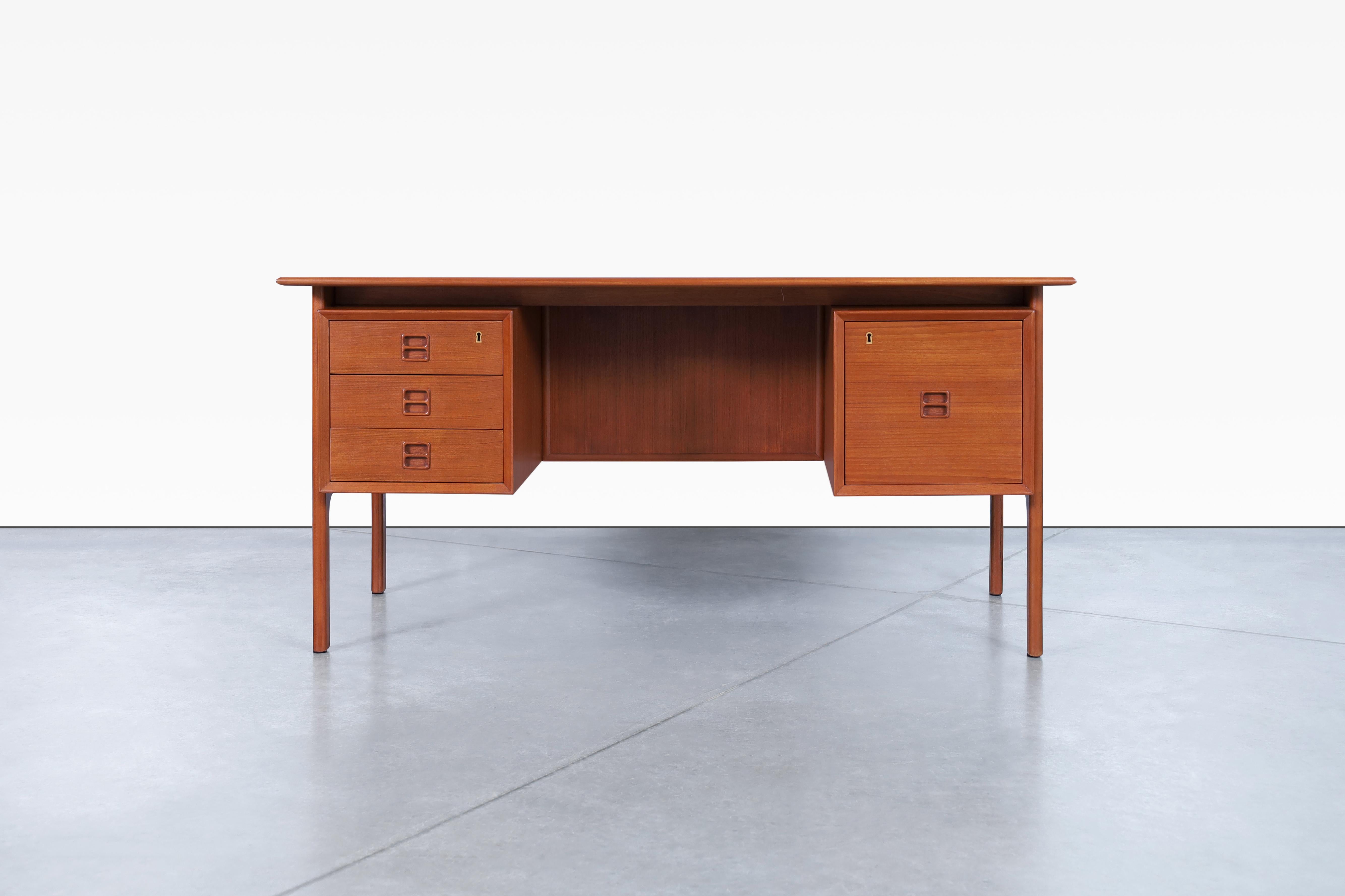 Maravilloso escritorio moderno danés de teca diseñado por Erik Brouer para Brouer Møbelfabrik en Dinamarca, hacia la década de 1960. Este asombroso escritorio reformado ha sido elaborado por expertos para representar en gran medida el diseño danés,